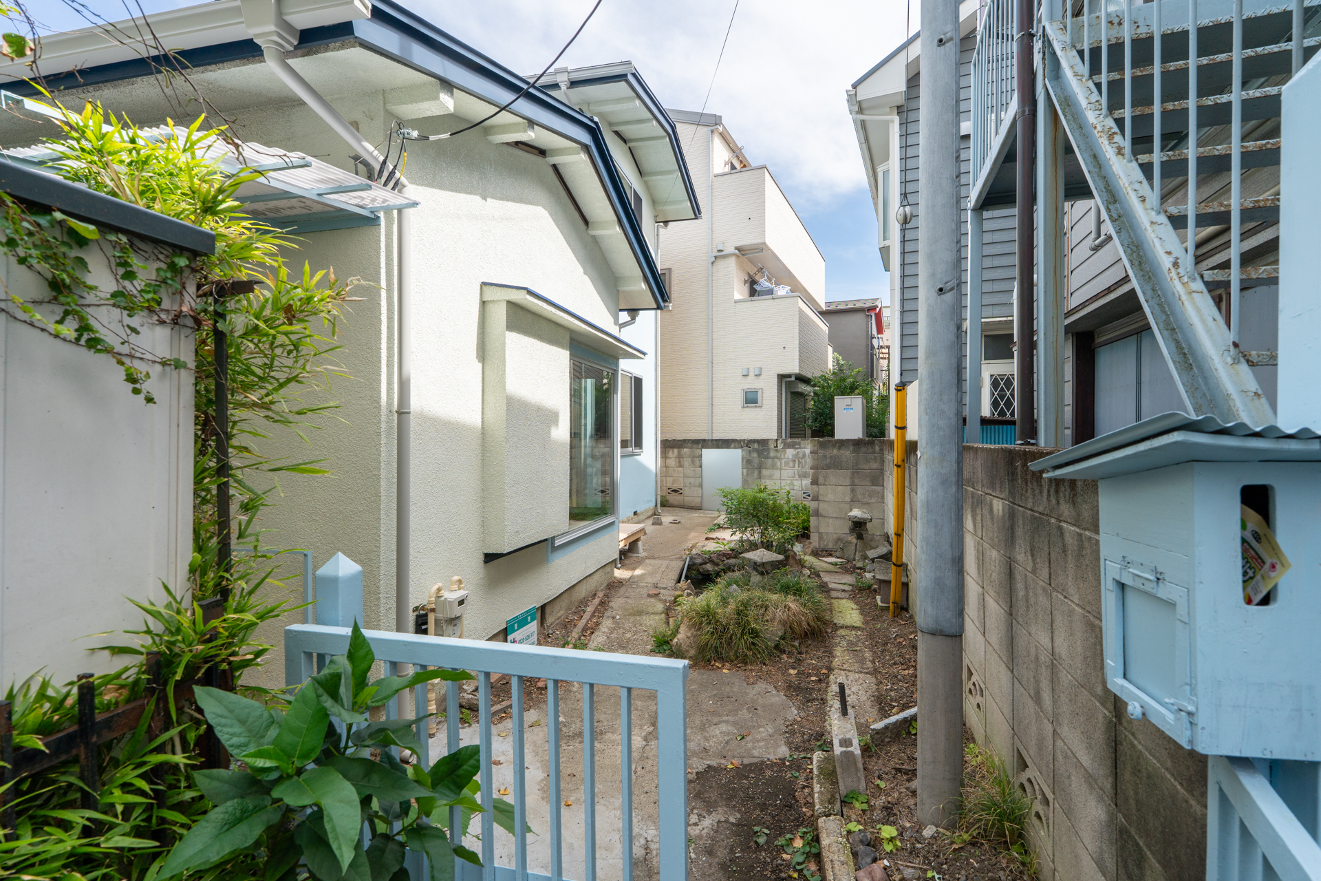 路地奥に現れる可愛い庭付き戸建