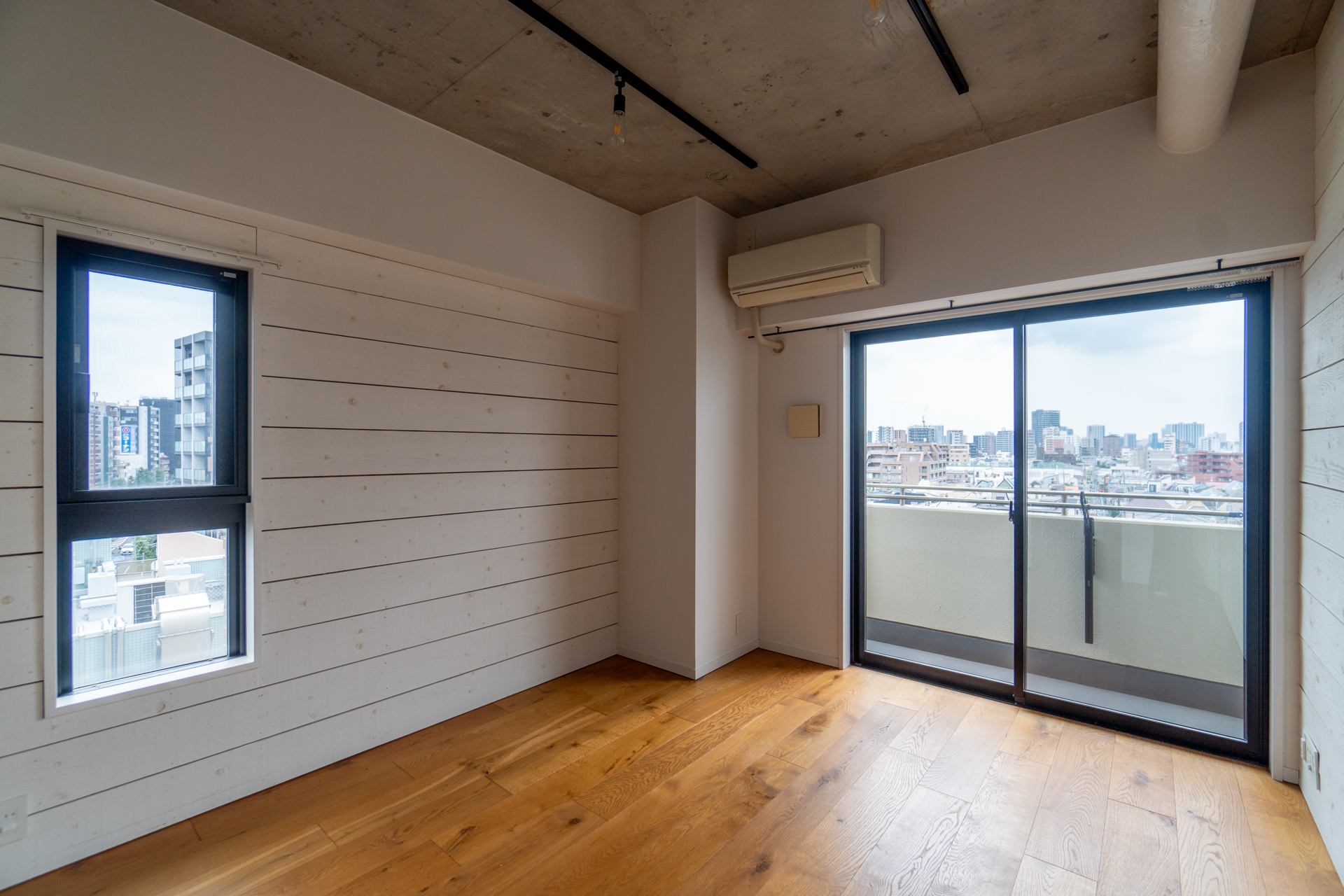 角部屋は東側にも窓がある（801号室）