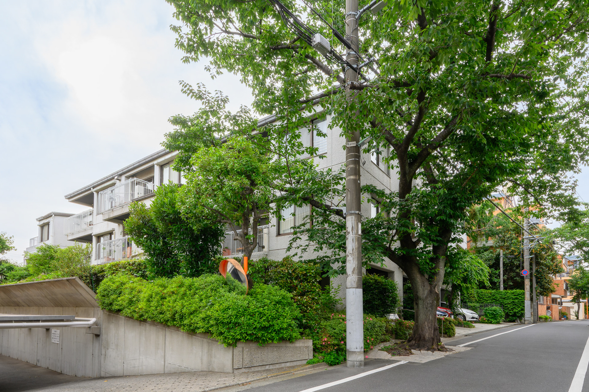 緑が多い低層マンション