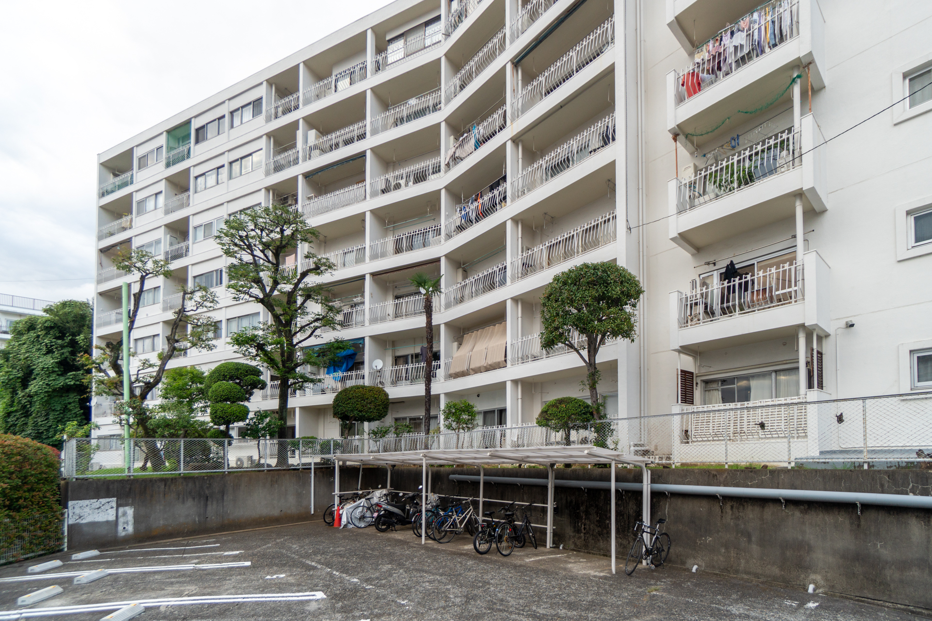 駐車場に空きあり。駐輪場バイク置場は空きなしです