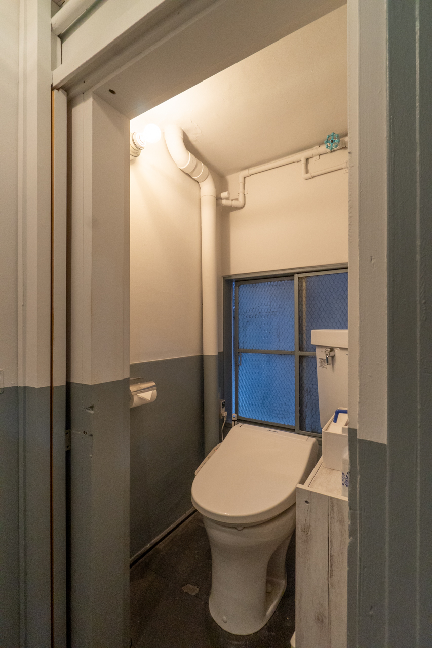 トイレは廊下に