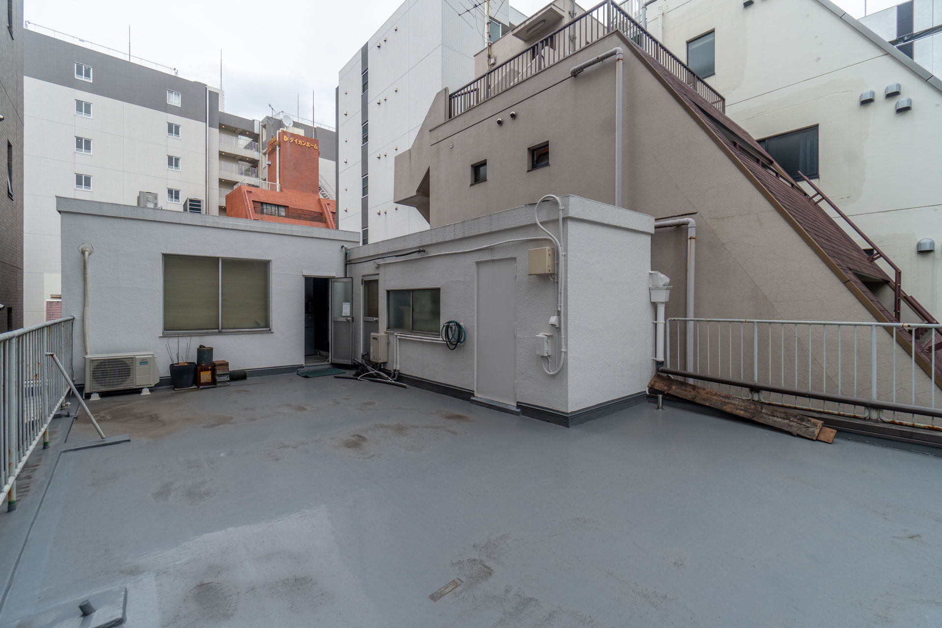 フロアと同等の広さの屋上へすぐにアクセス出来る