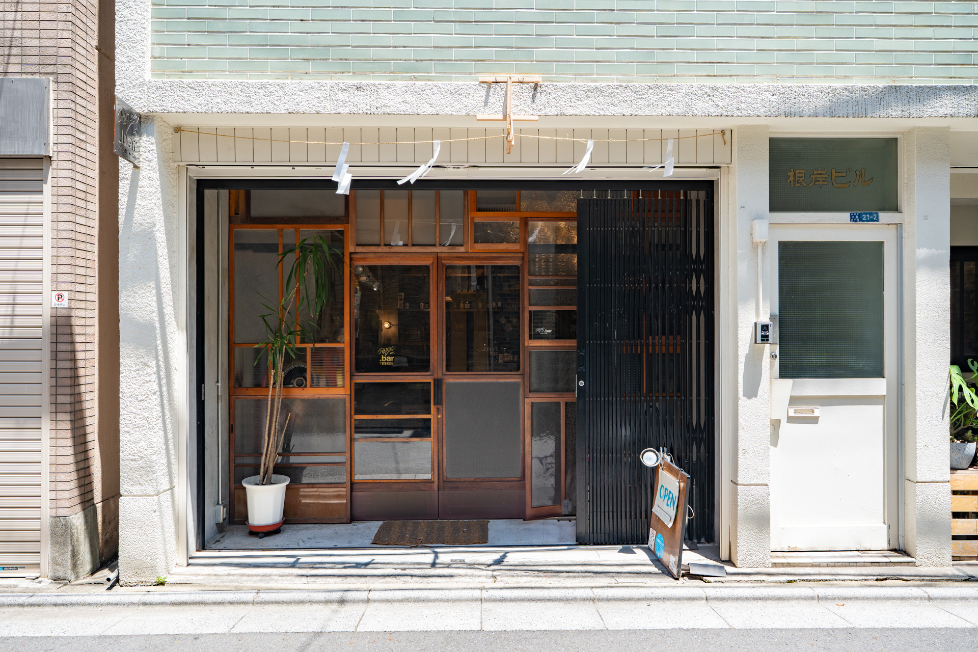 古い建具を再利用した印象的なファサード