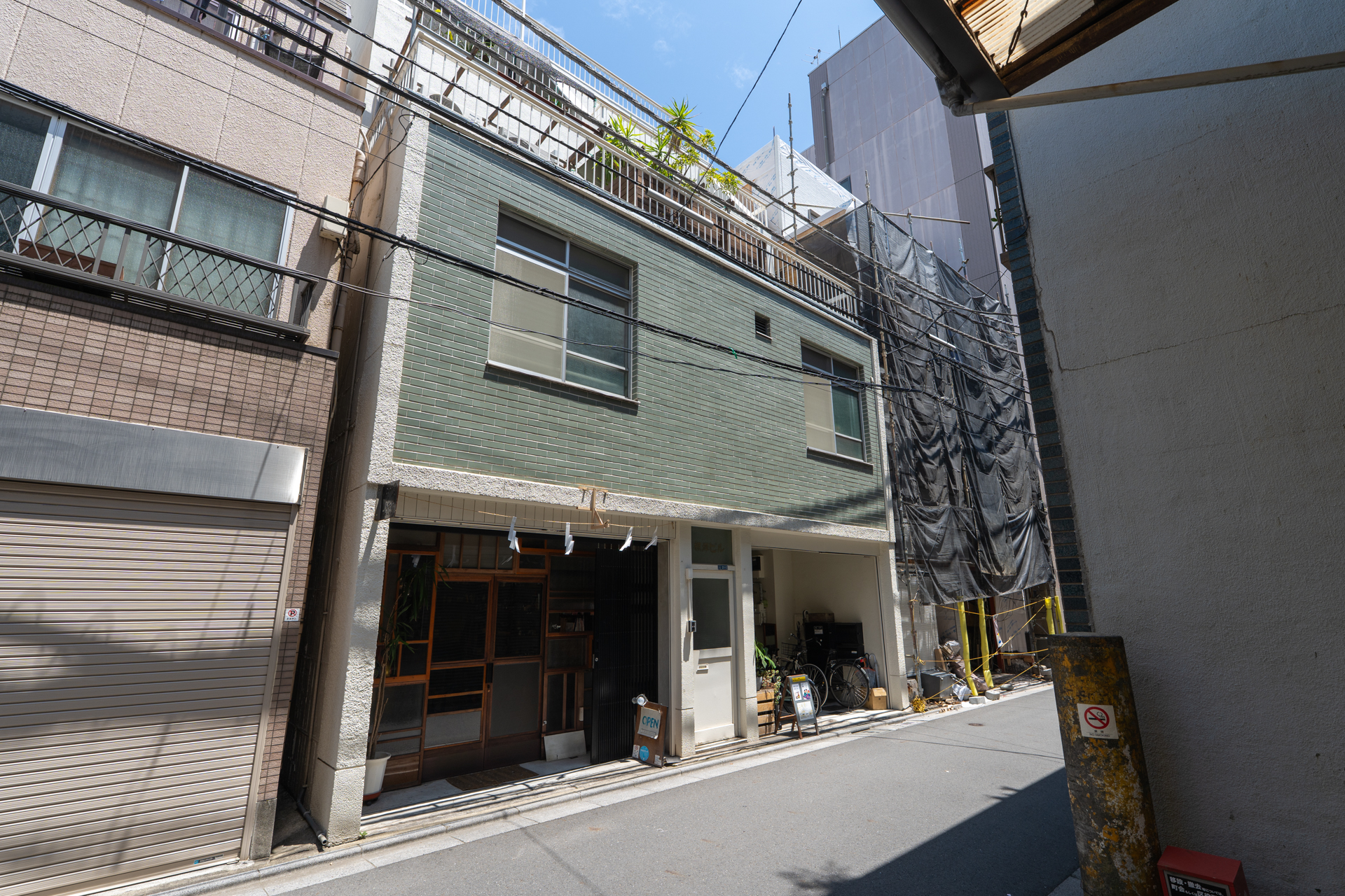 渋くて面構えのいいビルの1階部分。目の前の通りは人通りが少なく落ち着いた環境です