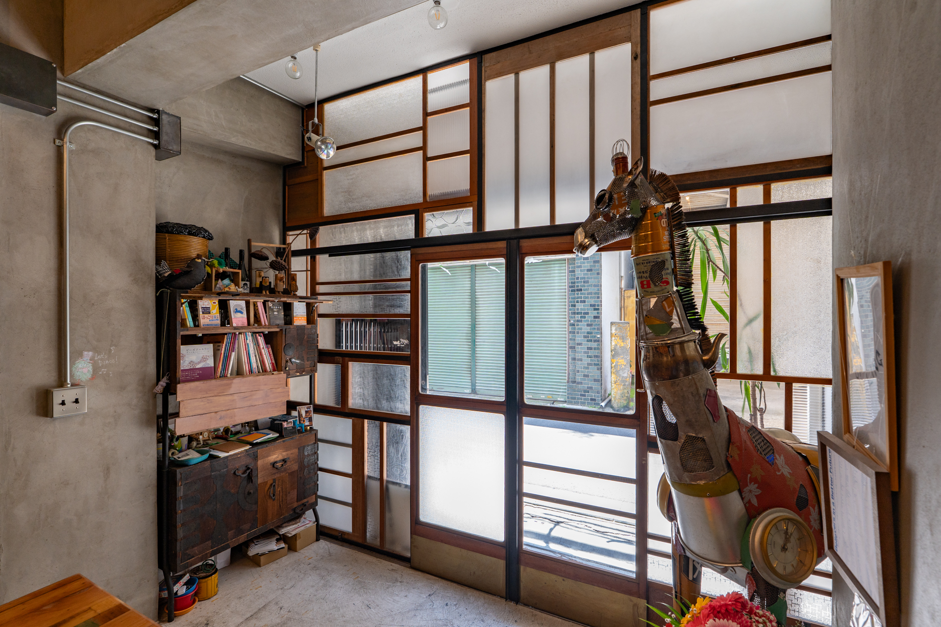 古い建具を再利用した印象的なファサード