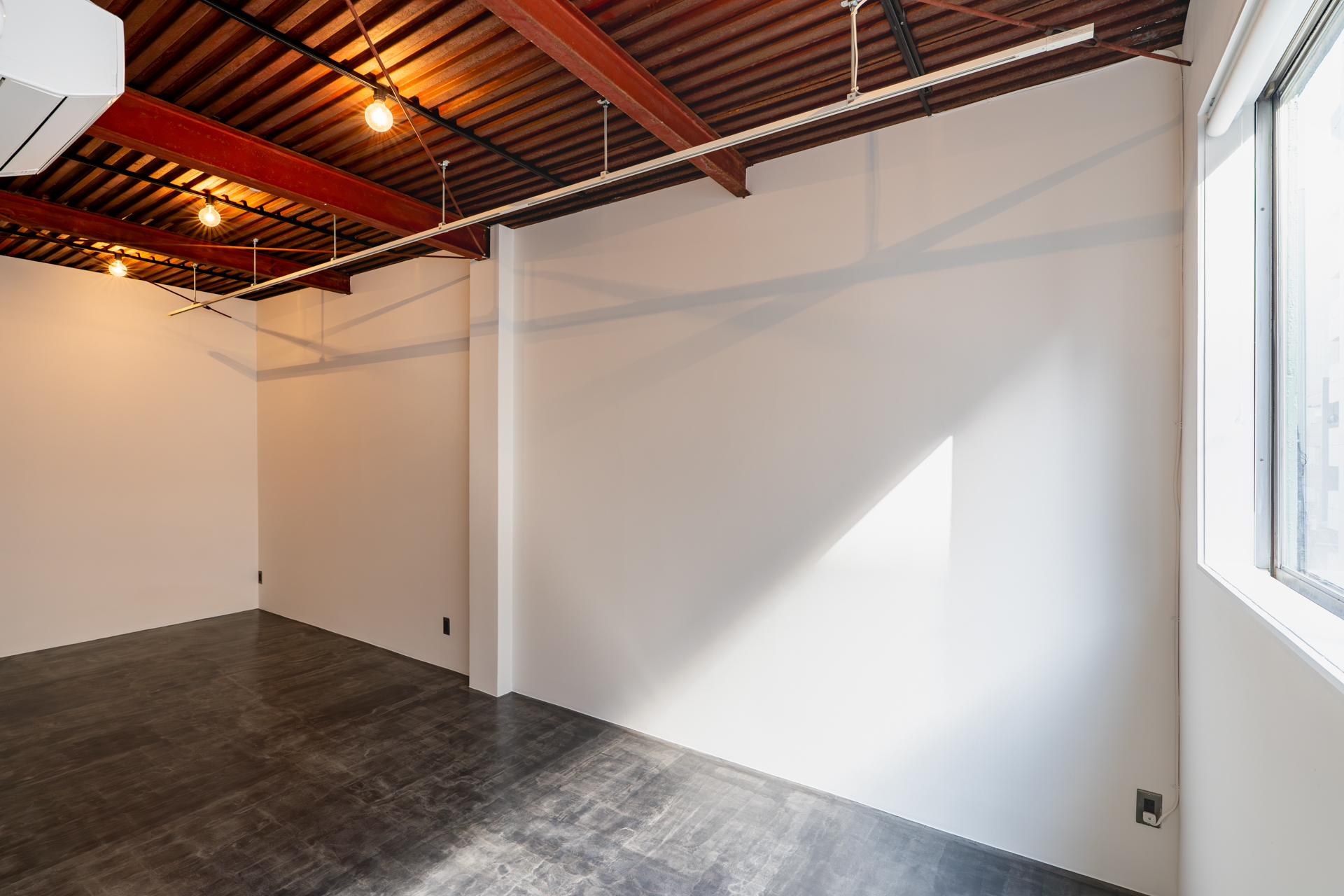 こちらの壁一面のみ、石膏ボードの裏に合板が設置されていてビスが効きます。また壁面近くにもライティングレールが設置済み