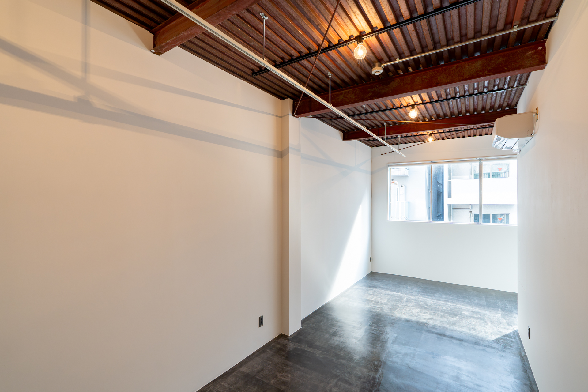 壁面近くにもライティングレールが設置済み