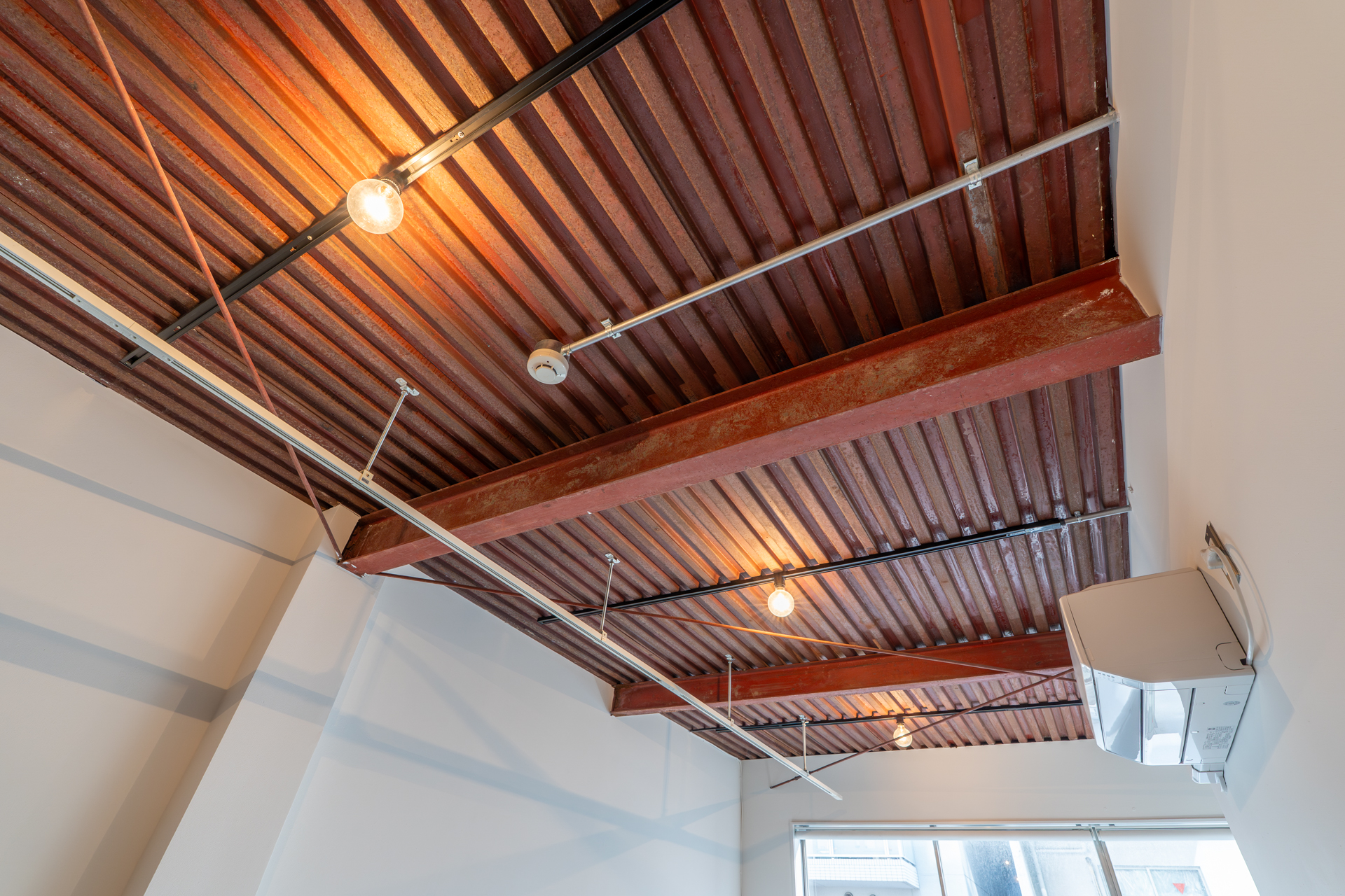 赤錆色の鉄骨現しの天井の高さは2.9m