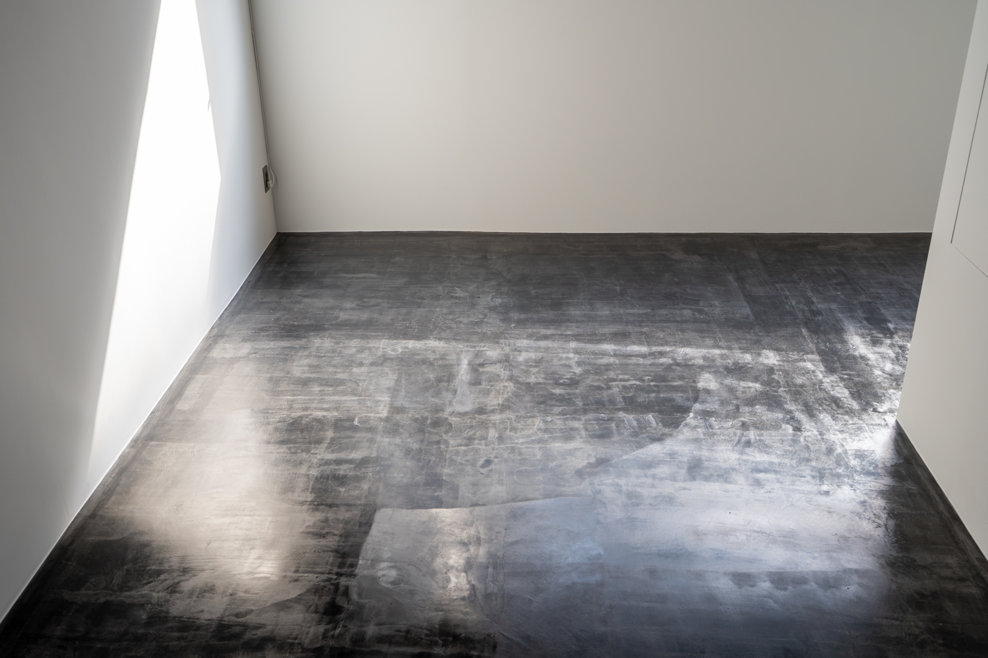 ムラ感のある黒いモルタル床