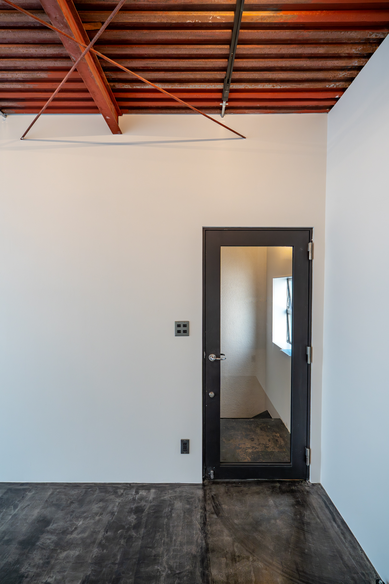 エントランスのドアはガラスで店内の様子がよく見えます