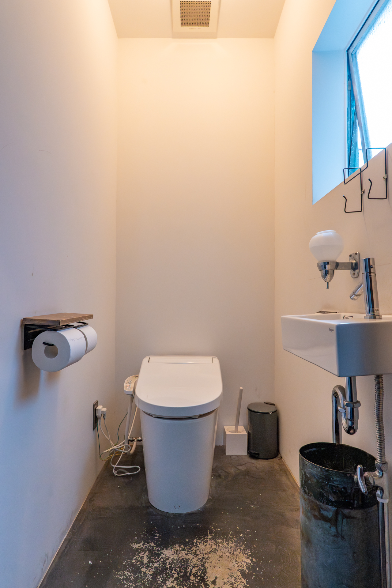 2階と3階の階段室には男女別の共用トイレがあり、清掃業者が毎週キレイにしてくれます