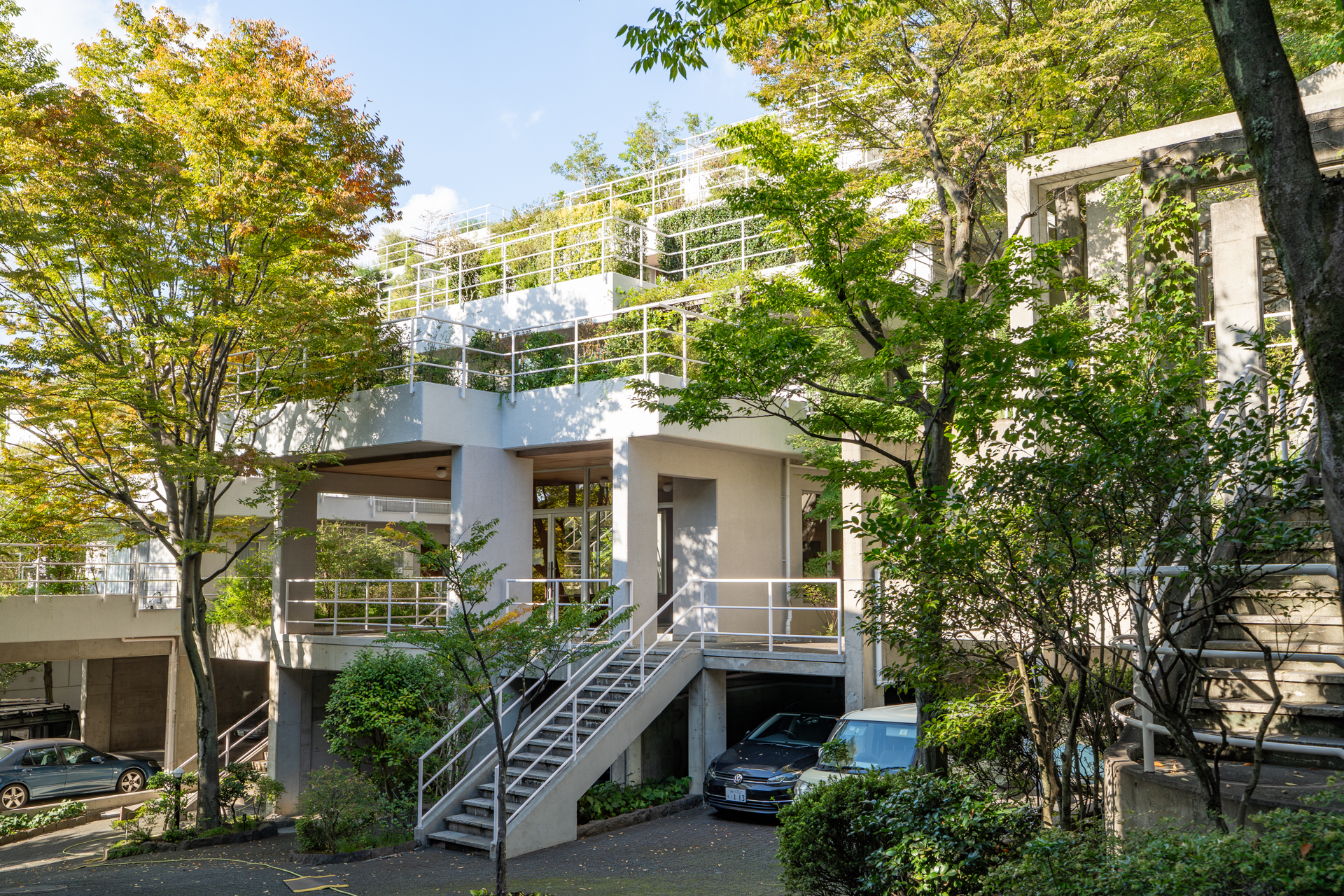 公園のような緑あふれる敷地に、建築好きなら目がハートになってしまう、美しい造形の建物が並んでいます
