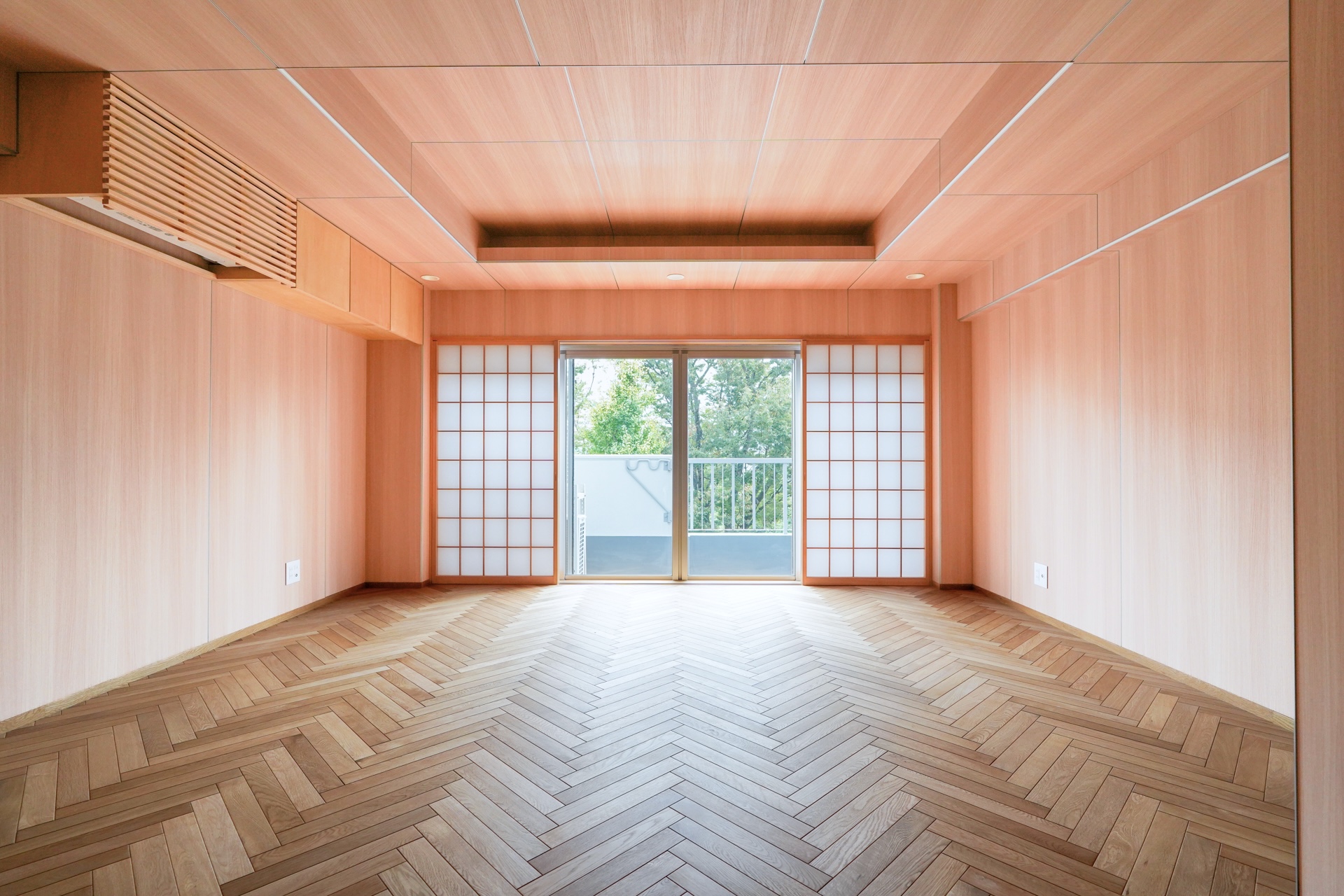 LDKの南向き窓の外には木々の緑