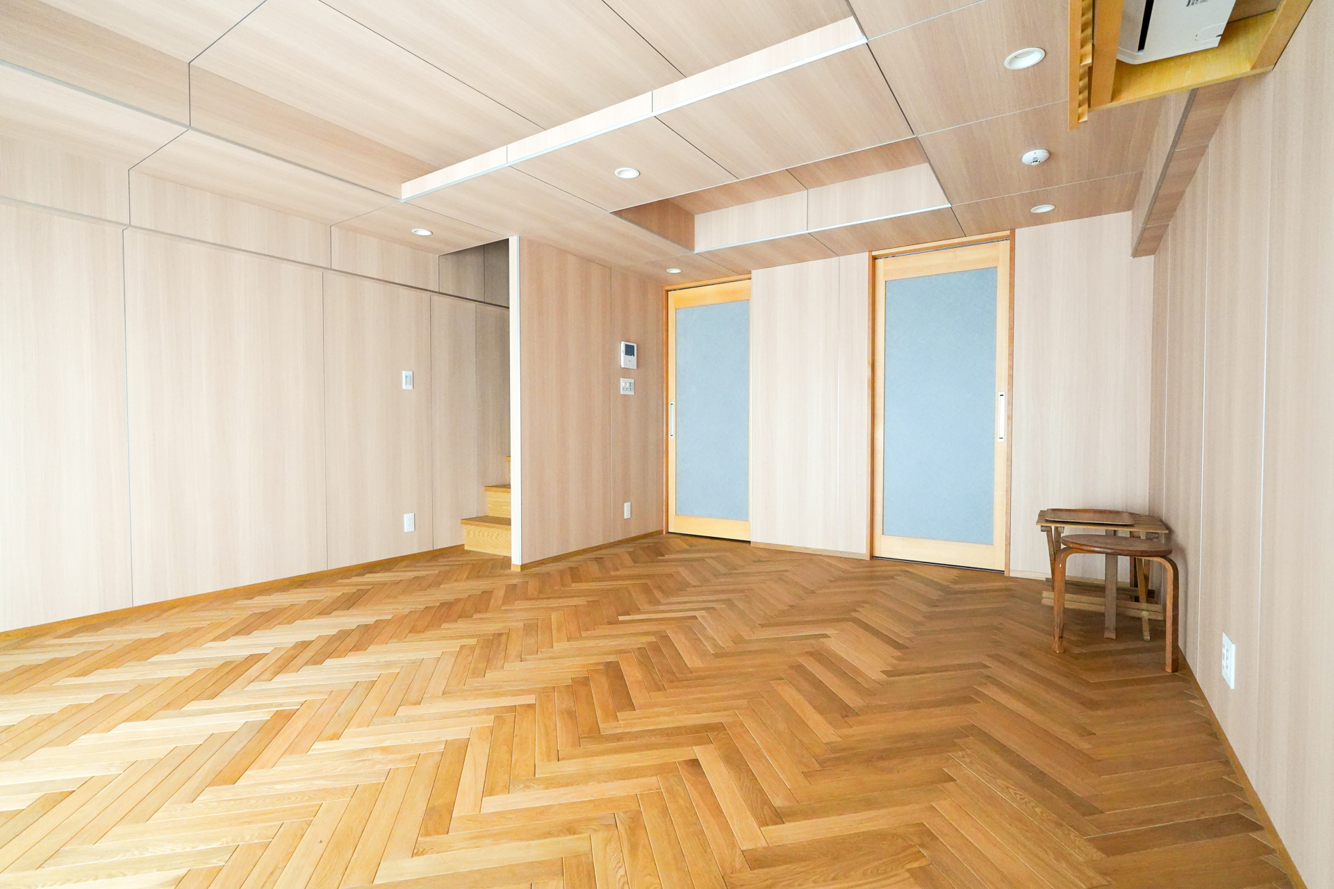 リビングダイニングスペースから上階に上がれるメゾネットスタイル