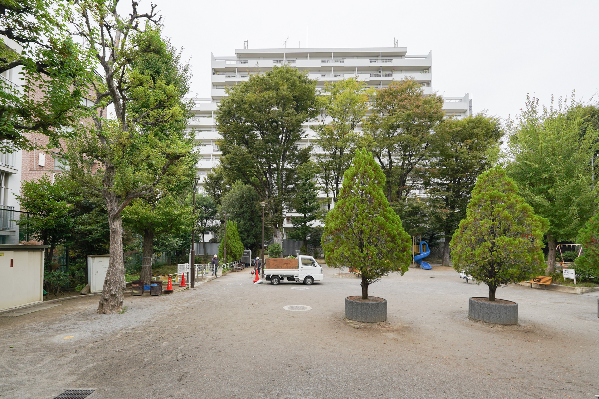 公園からマンションを眺める