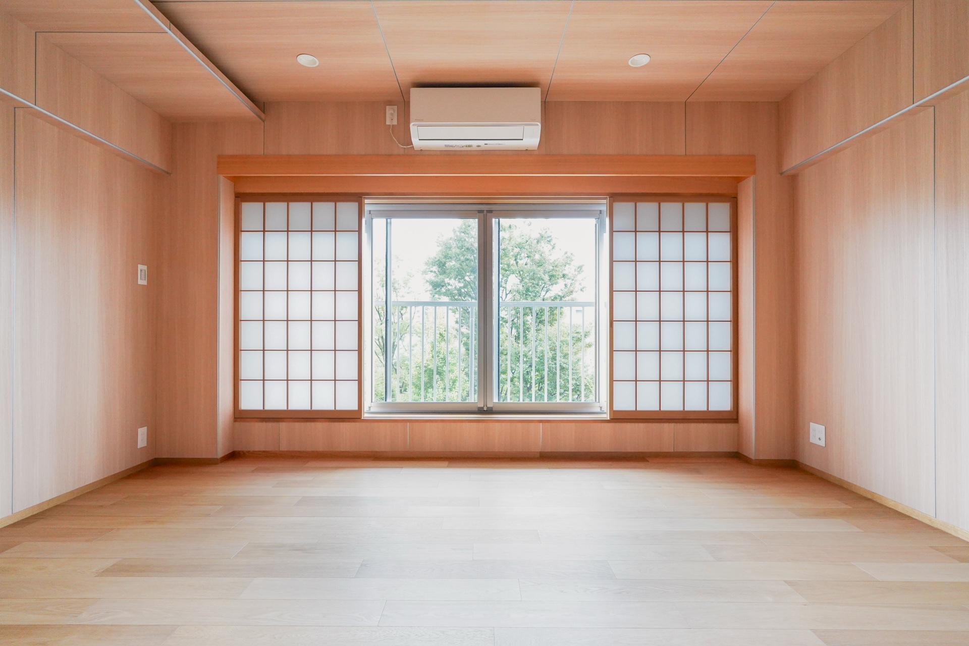 10.8畳の居室も公園ビューな窓に、レーモンドと言えば、な障子