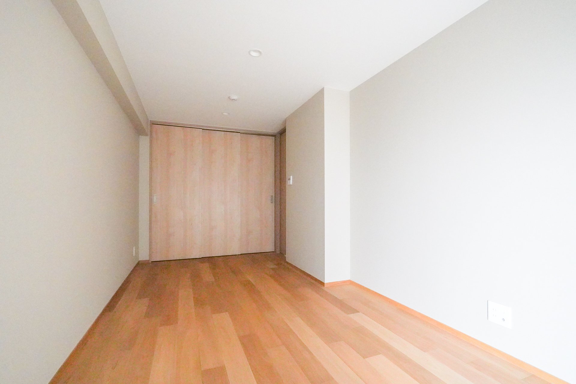 7.2畳の居室は壁一面が収納