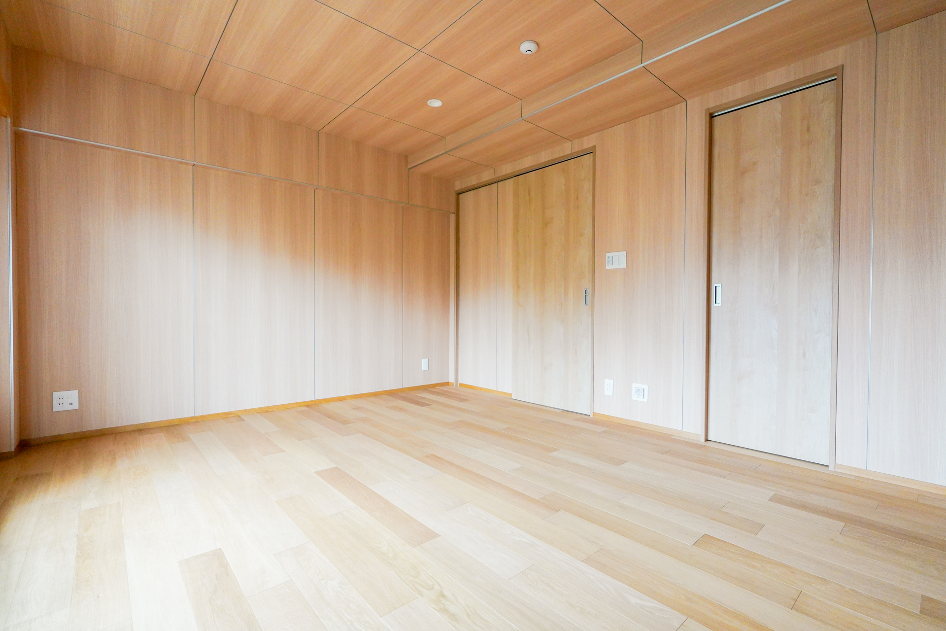 10.8畳の居室は全面ウッディな雰囲気