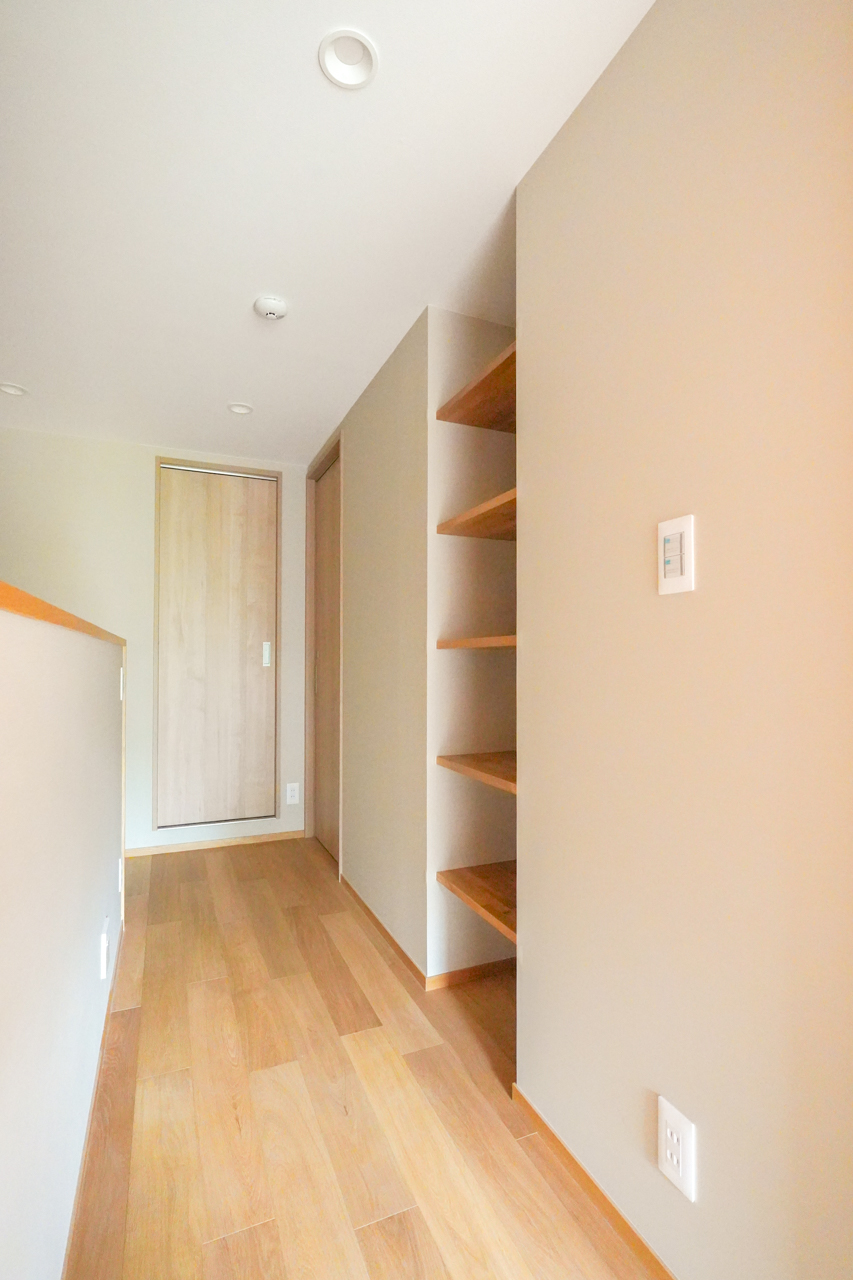 メゾネット上階側通路にも収納