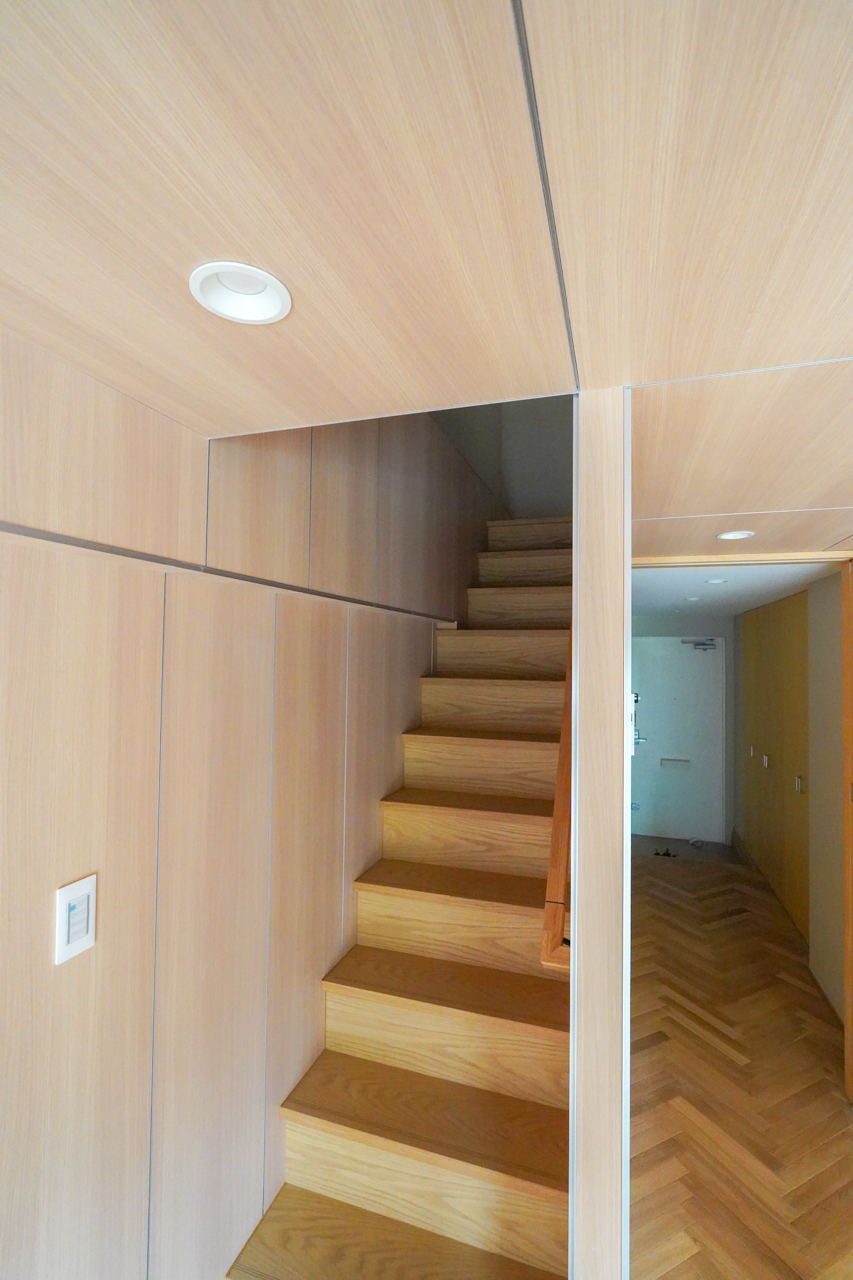 室内階段もウッディ