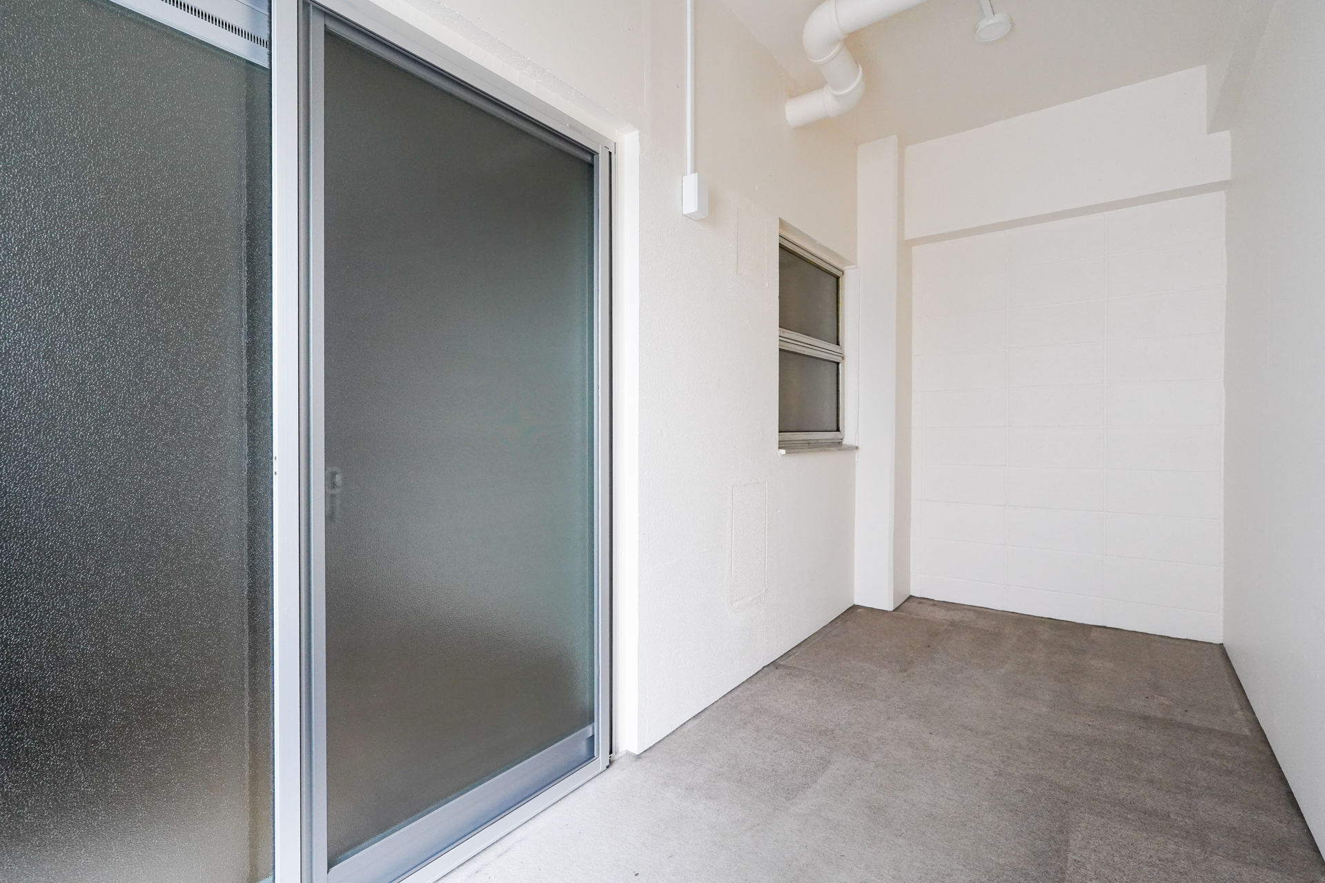 7.2畳の居室の窓外には外のような内のようなスペース