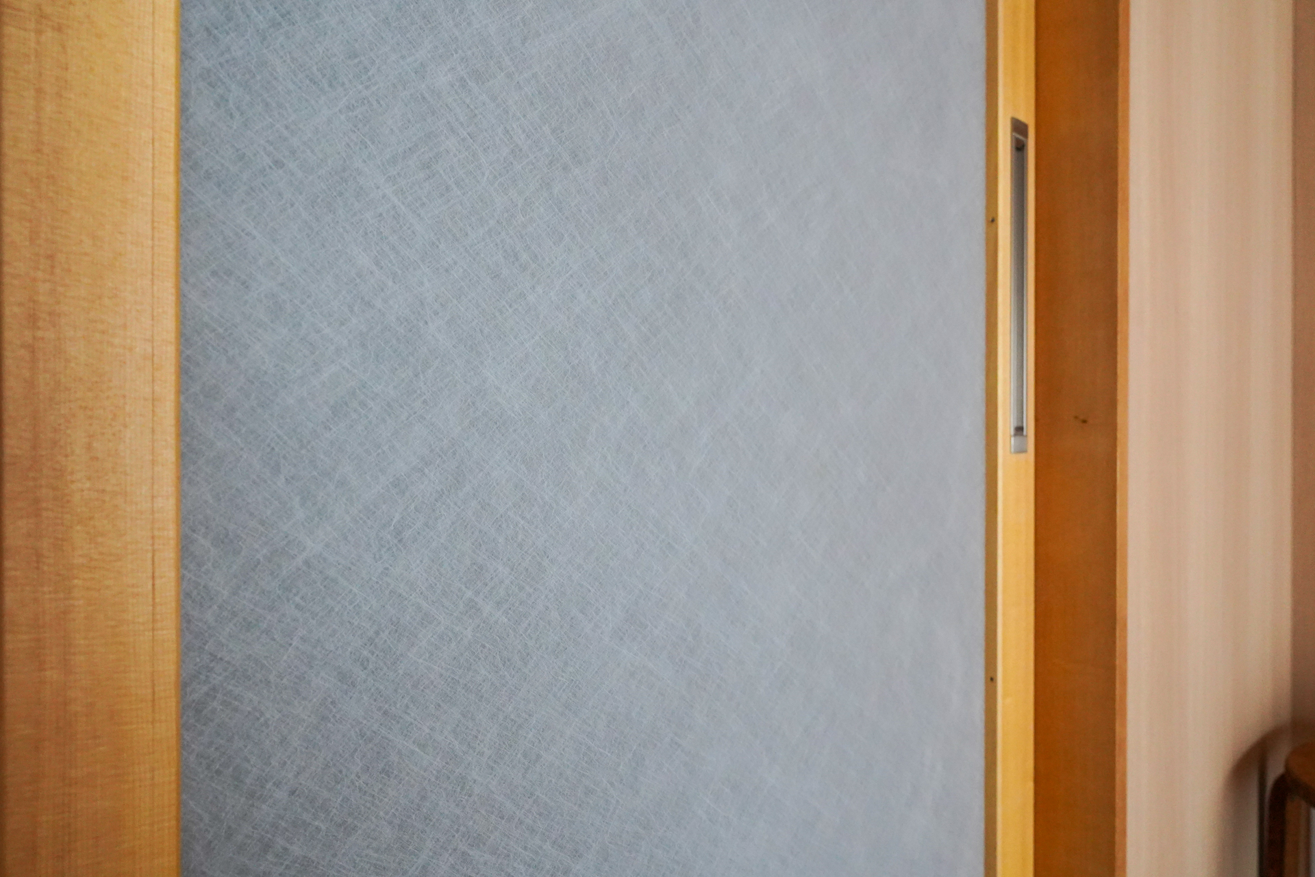 ガラス戸は和紙を思わせる繊維的なデザインで和なテイスト