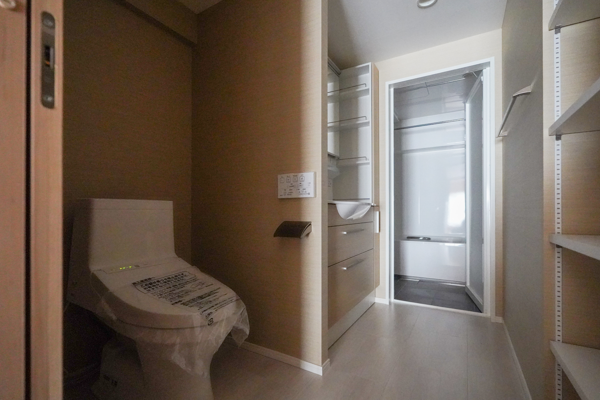 上階の浴室前に洗面脱衣所とトイレ