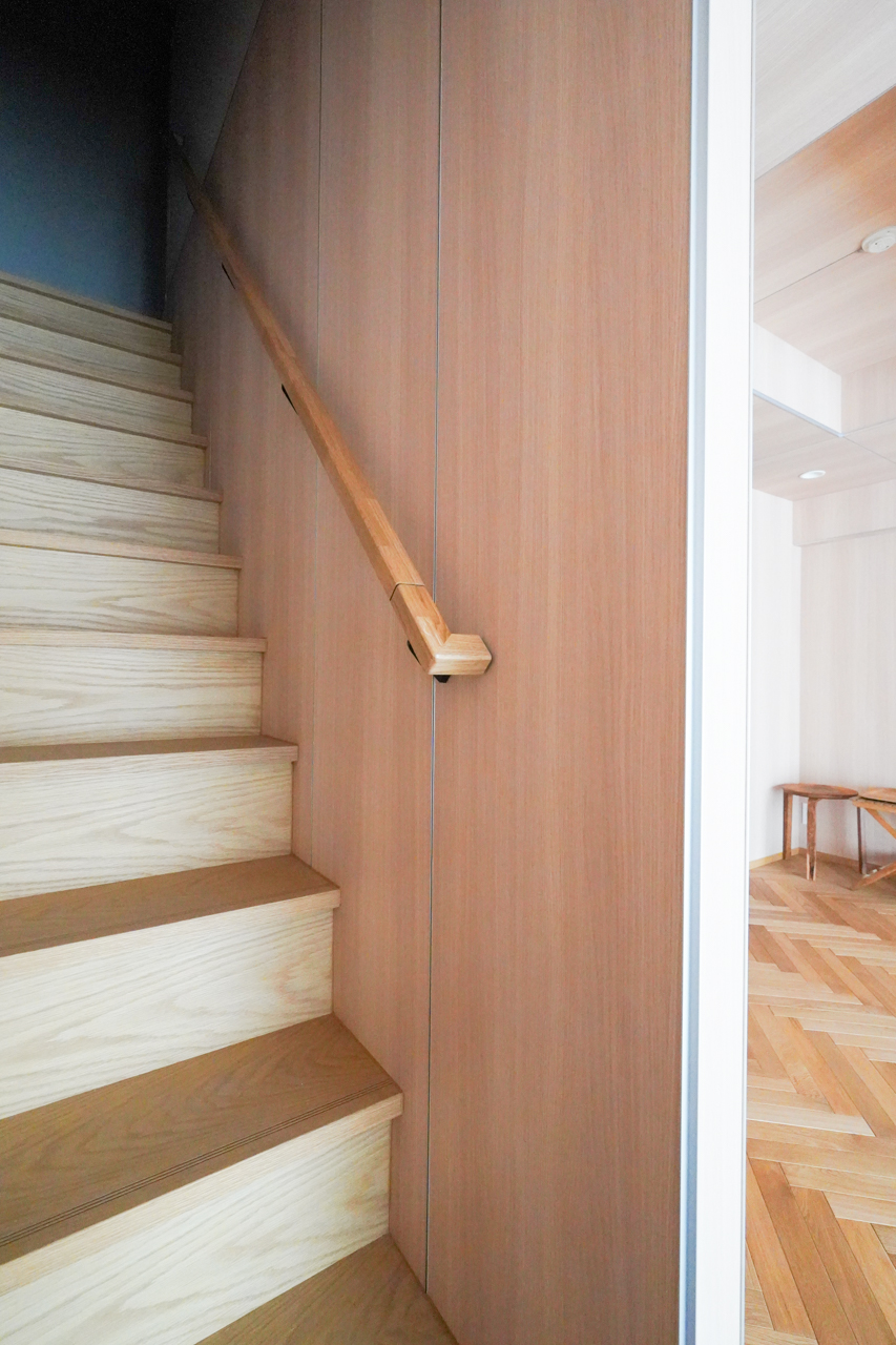 板の継ぎ目に見えるシルバーと、ちょっとした気遣いのある手すり