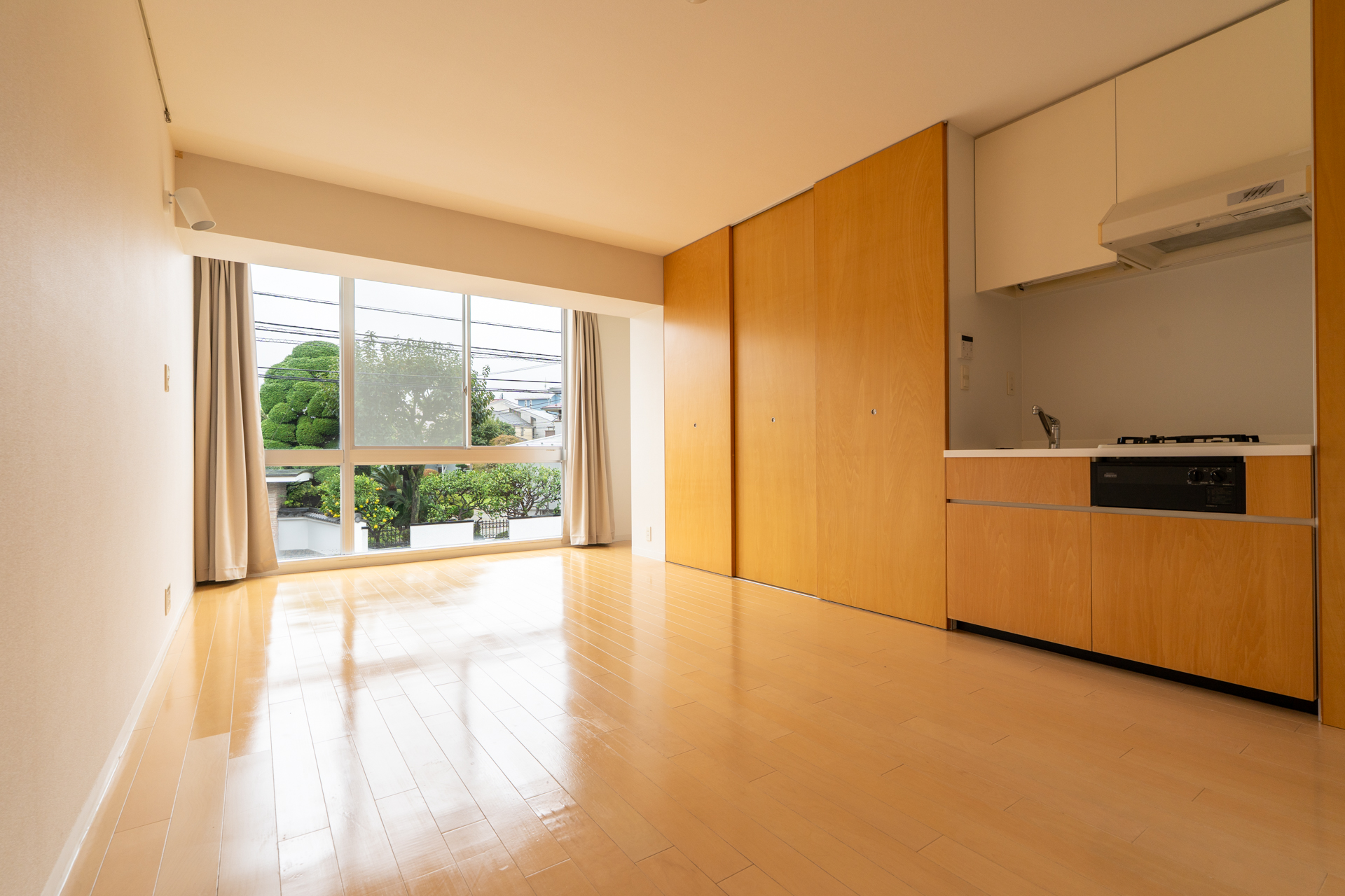 一面窓に一面ほぼ収納