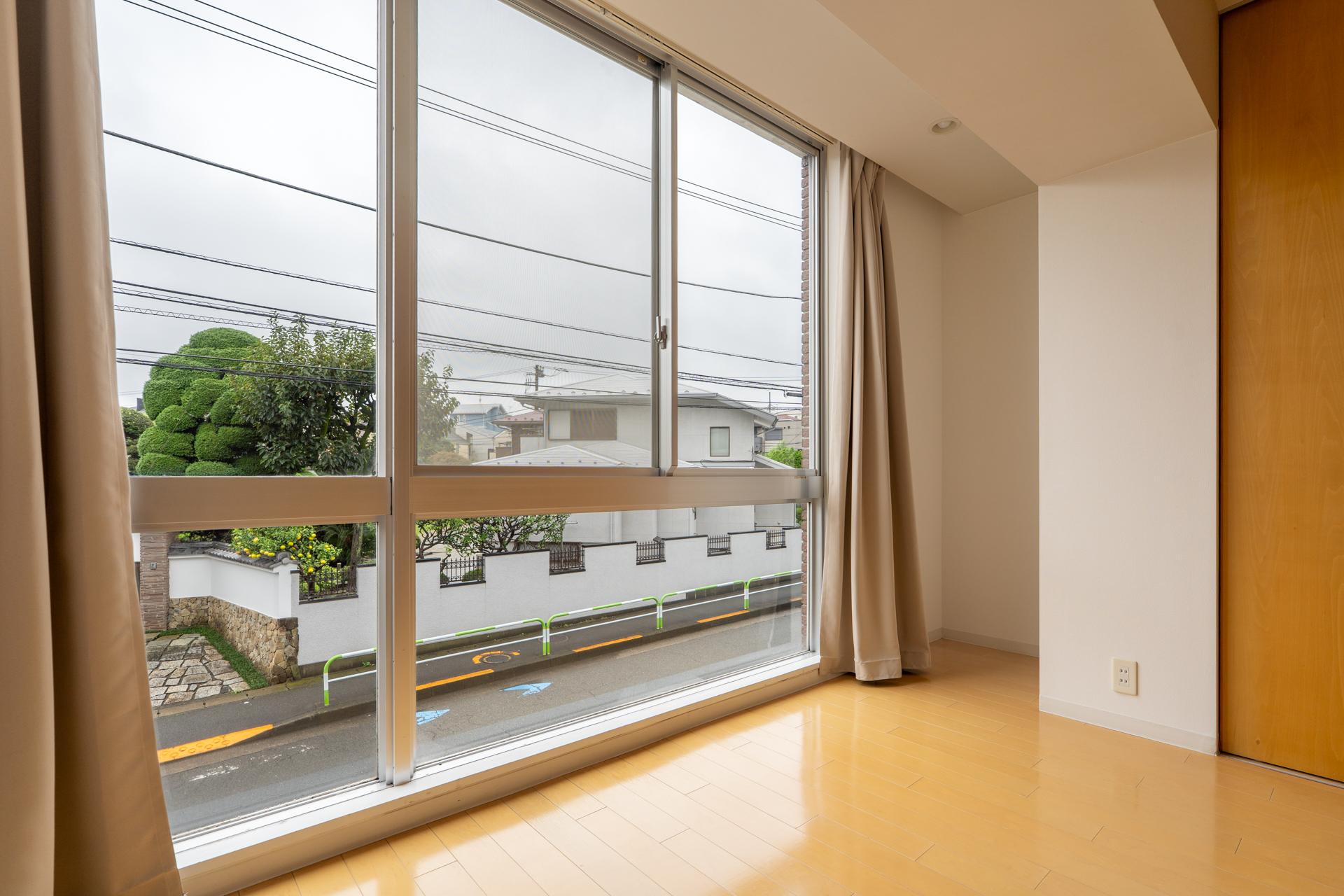 ほぼ一面壁にちょっとした凹み部分