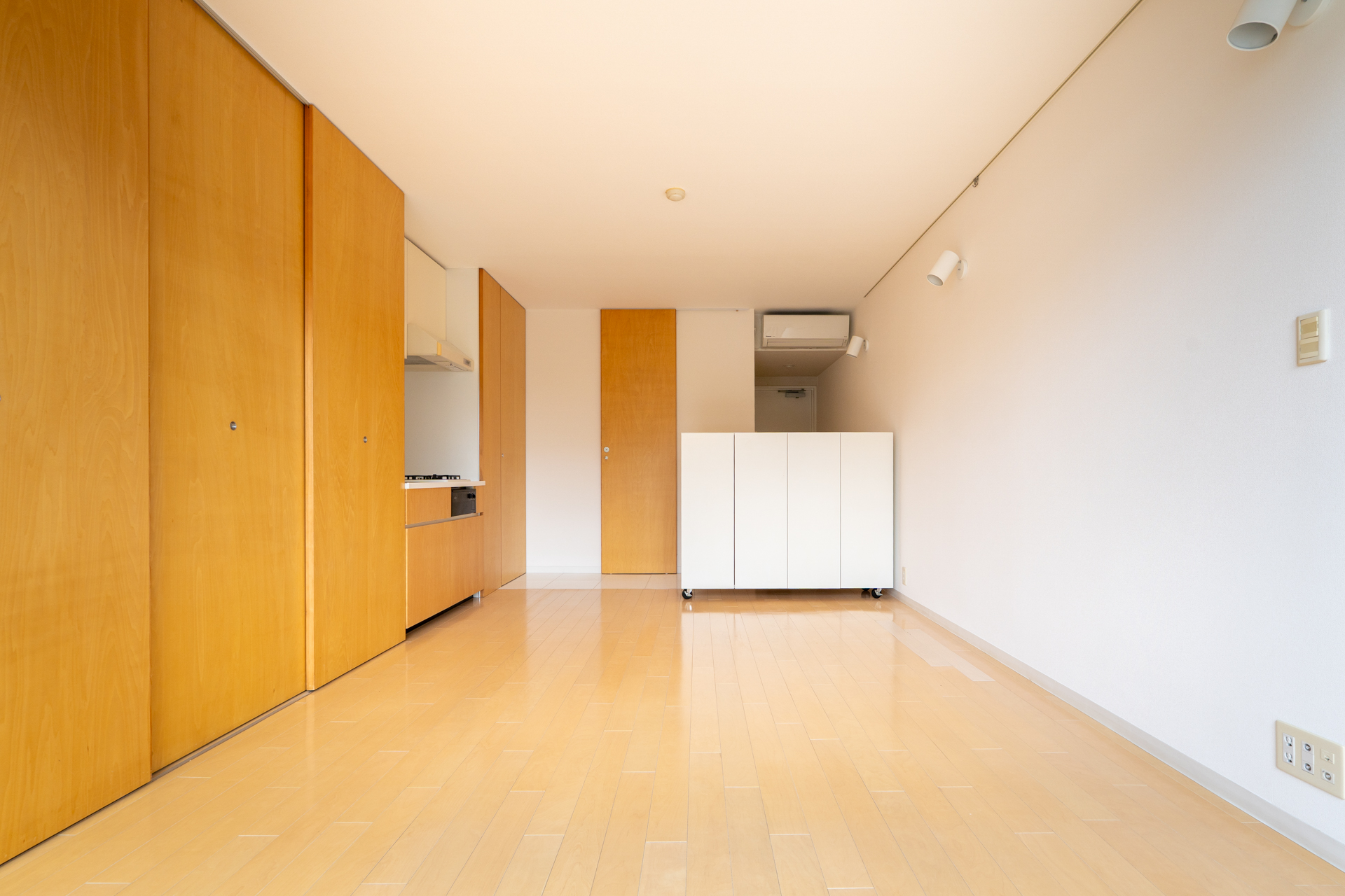 この腰高の収納は可動式