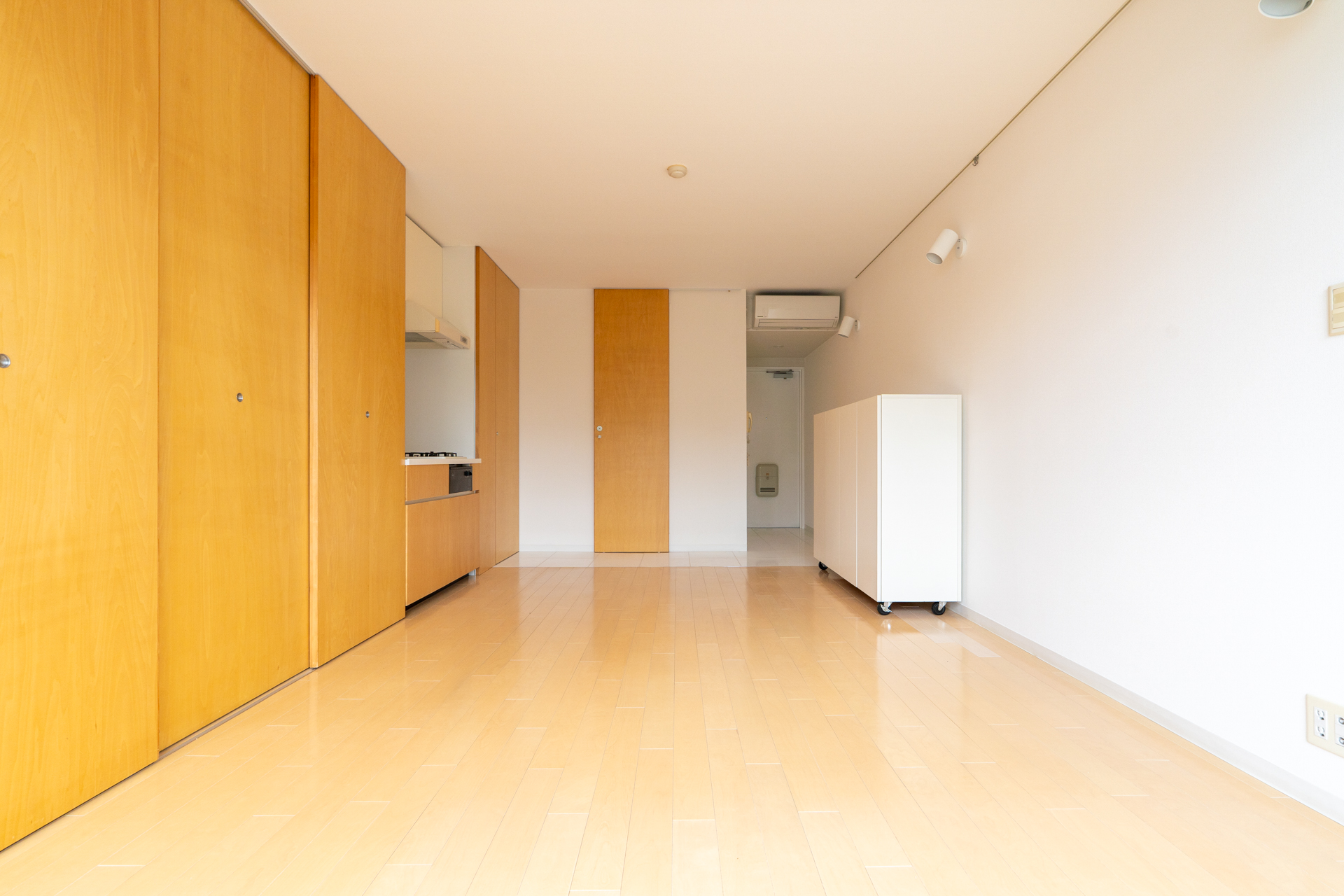 この腰高の収納は可動式