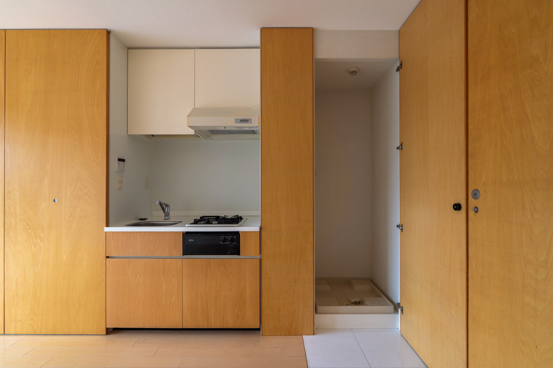 キッチンとサニタリールームの間に洗濯機置場