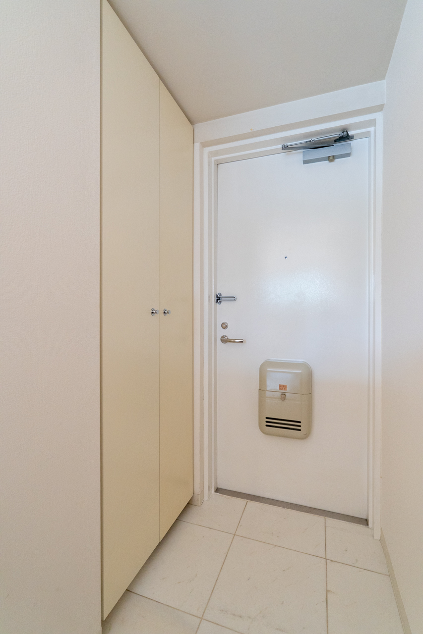 玄関横に下駄箱収納