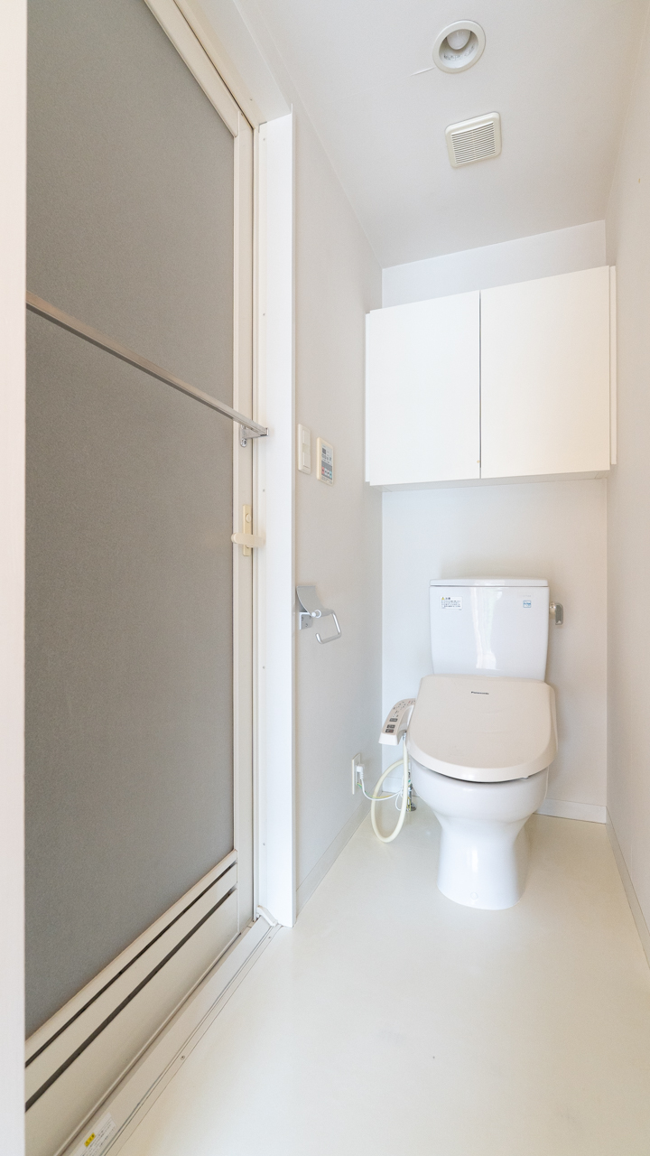 トイレ上の棚が扉付きなの嬉しい