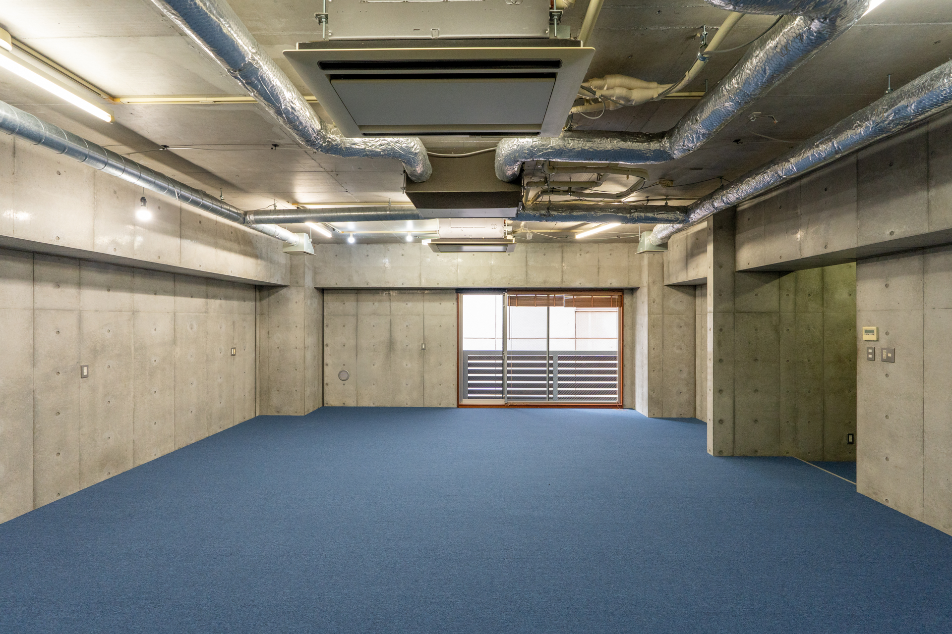 海岸のインダストリアルオフィス