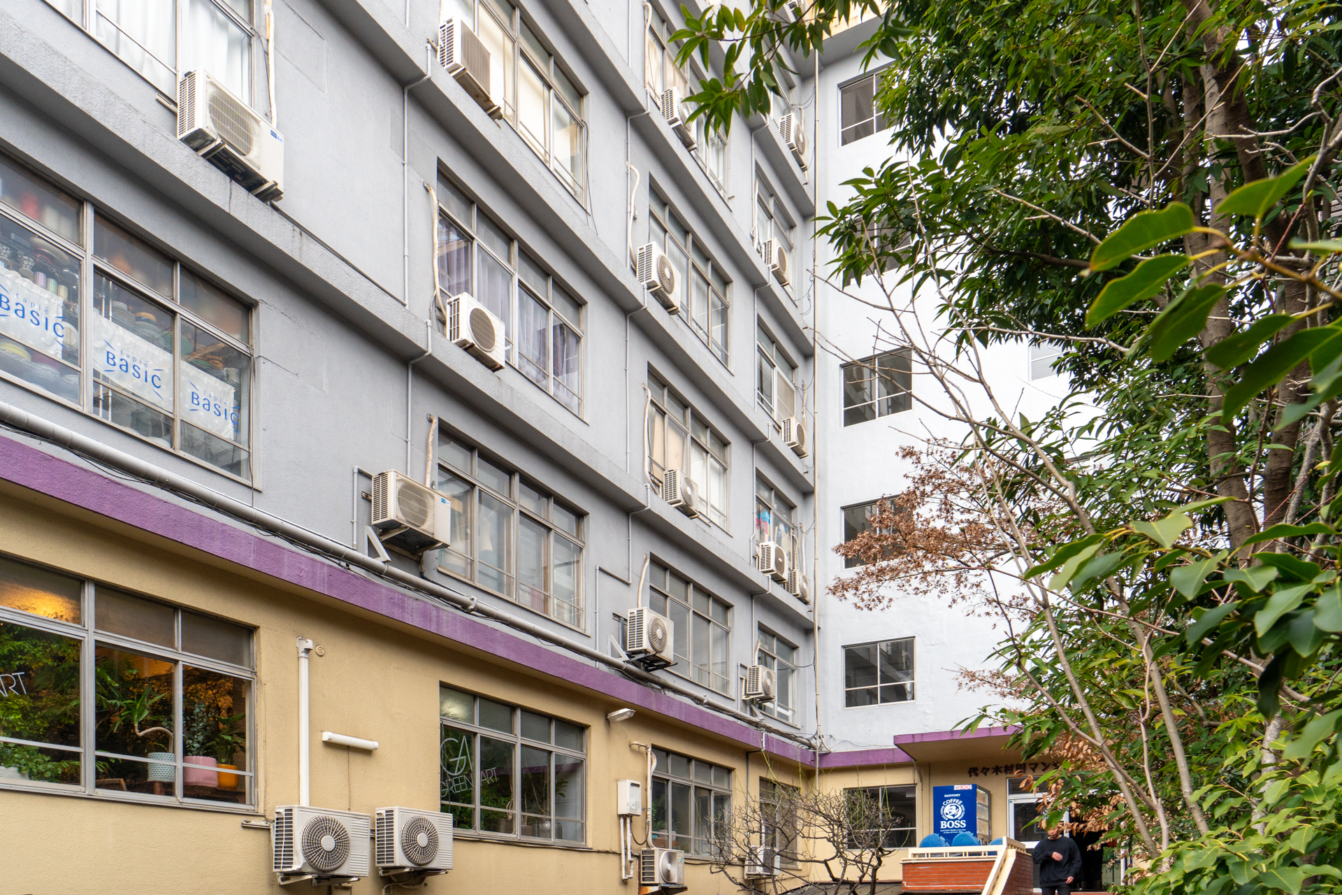 様々なテナントが入居中