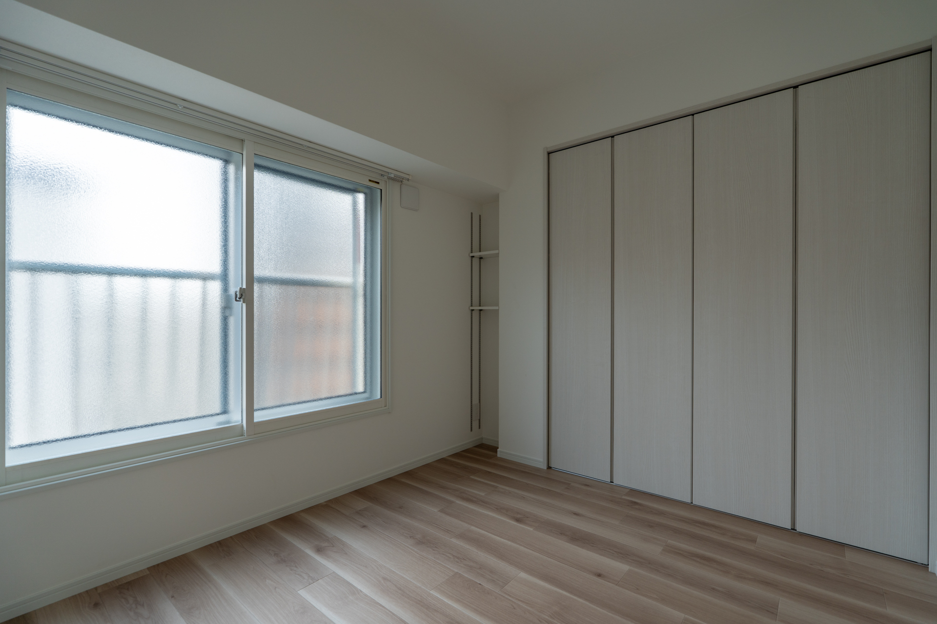 居室の壁一面ほぼ収納