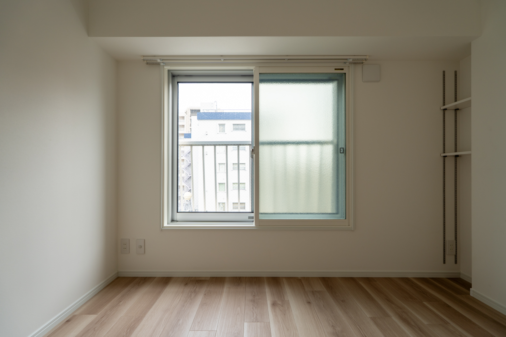 居室側の窓は二重サッシで防音性も高い