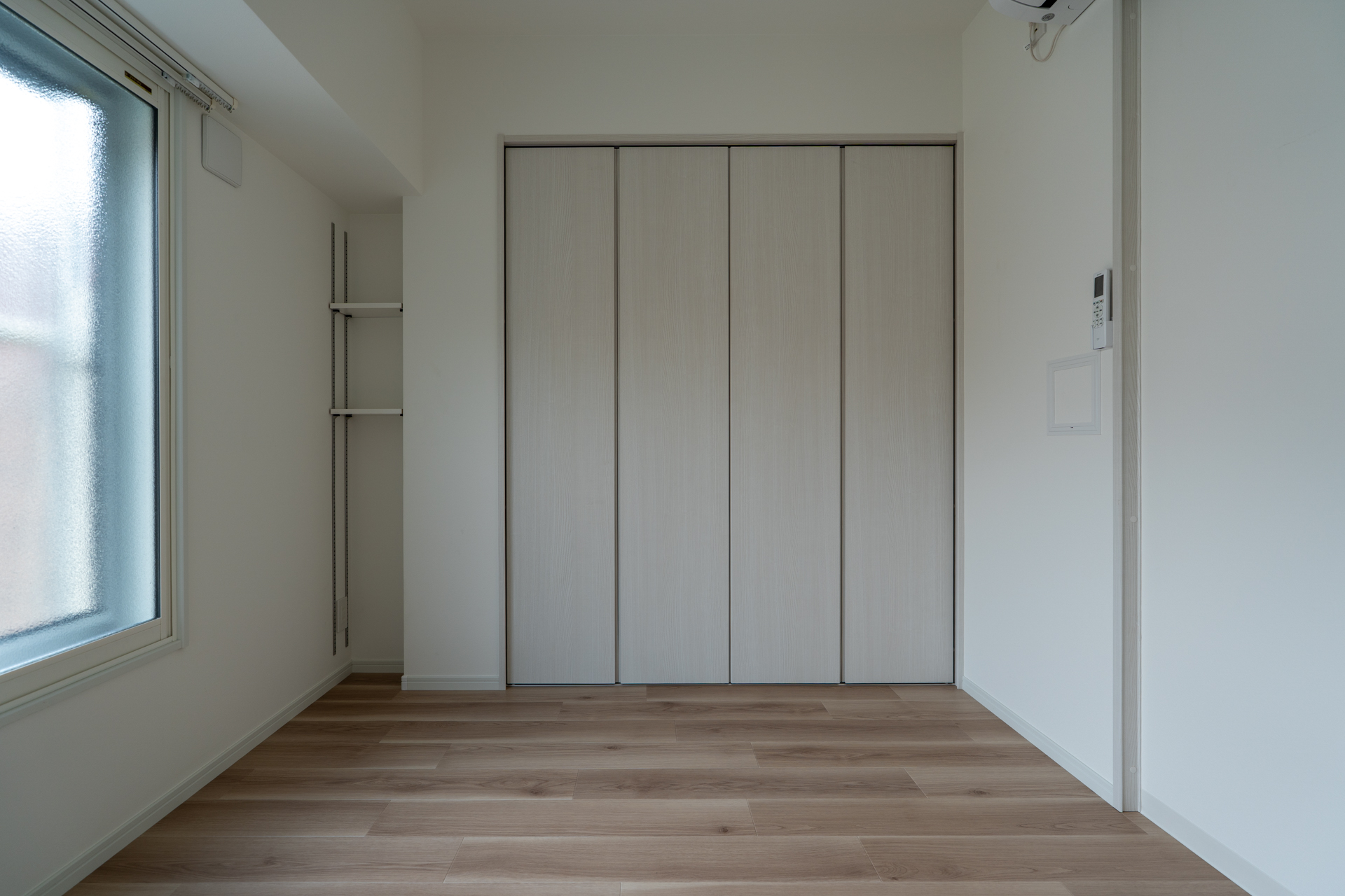 居室のクローゼット横に小さな棚