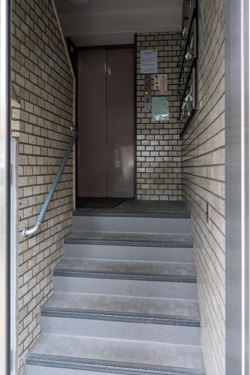 21時から5時まではオートロック式になるエントランス