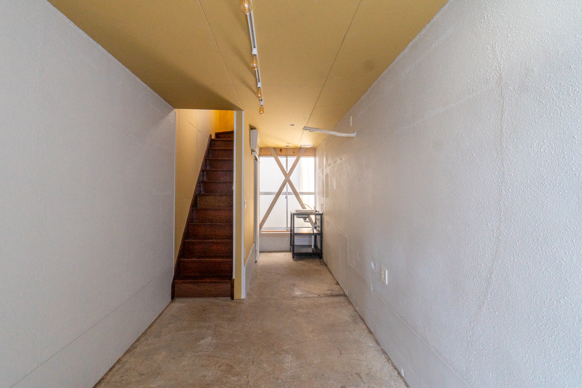 1階はモルタルと白塗装のシンプルな空間