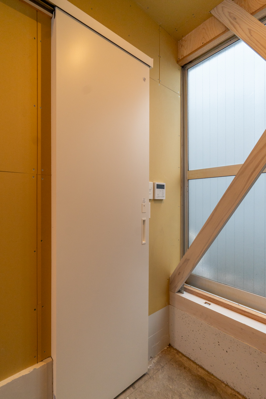 階段の下にサニタリースペース