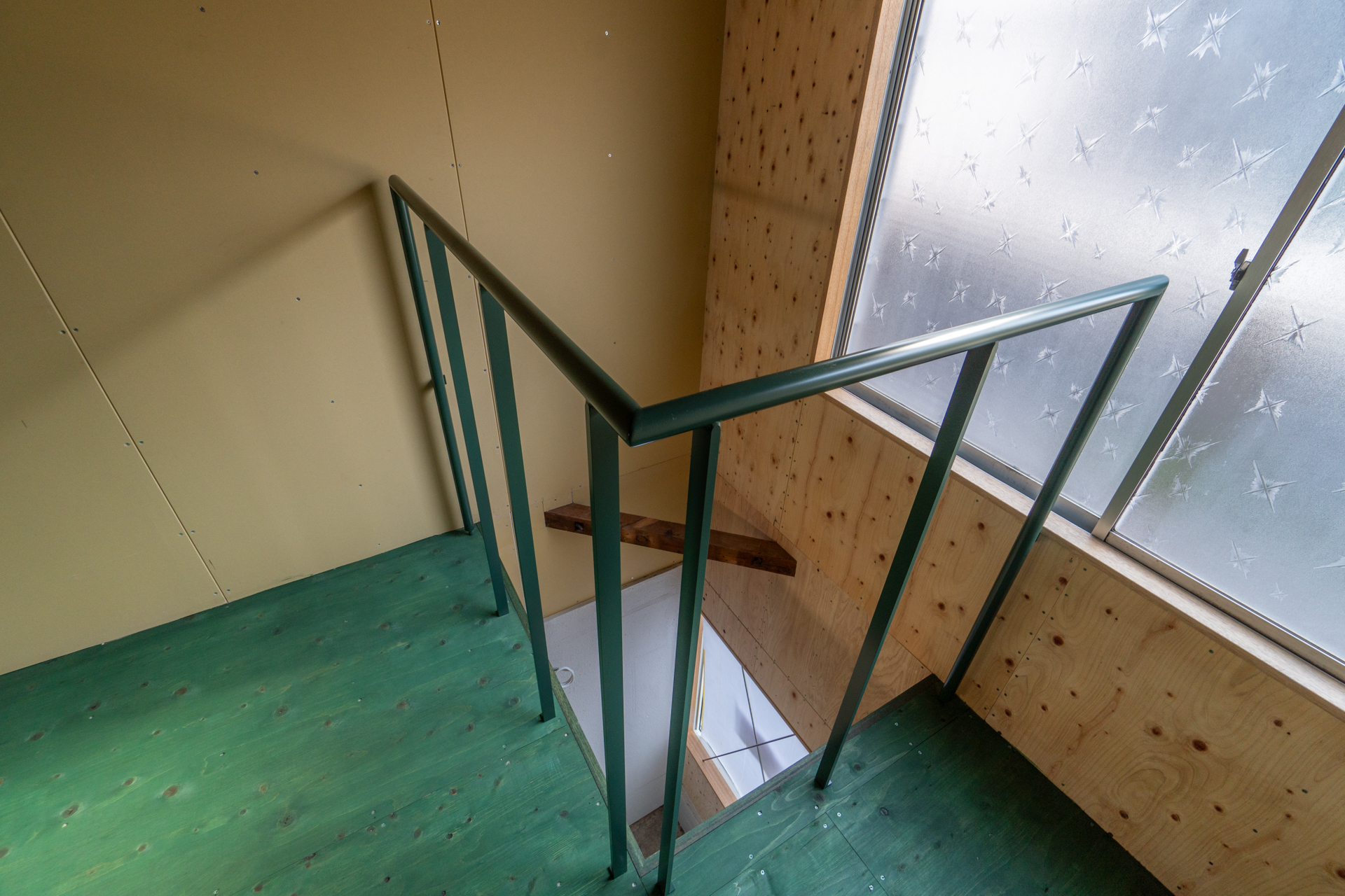 吹き抜けのおかげで明るさがより保たれている