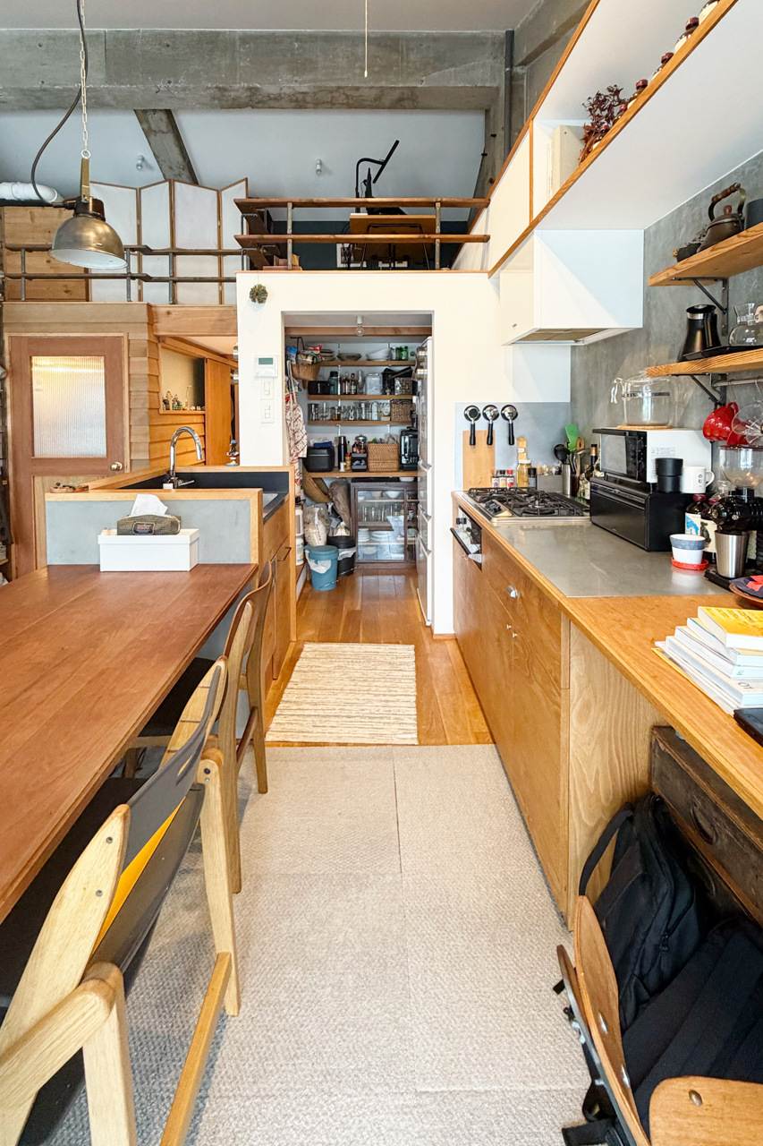 キッチンカウンターと奥にパントリー