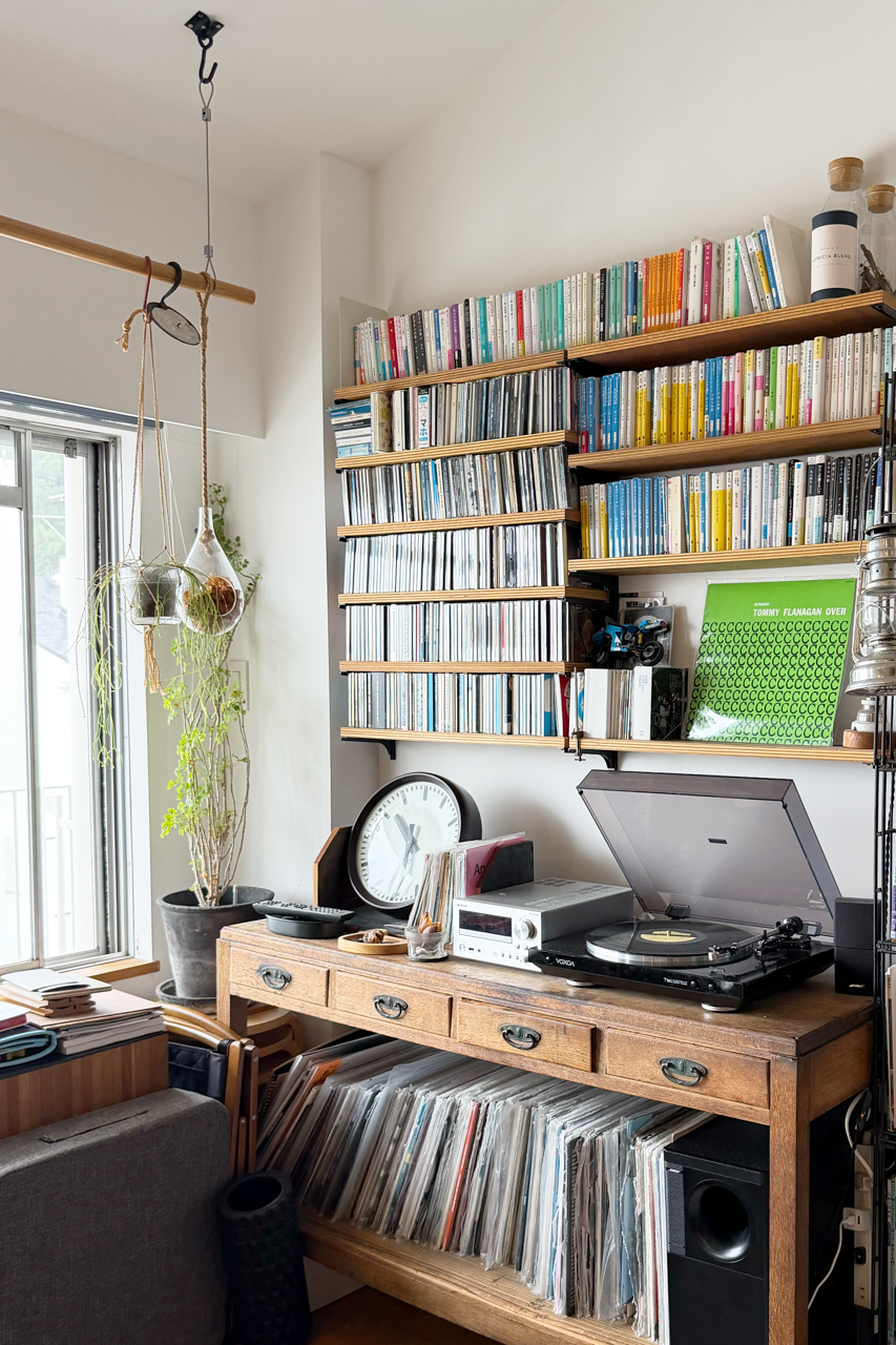 リビングの隅にあるシェルフスペース