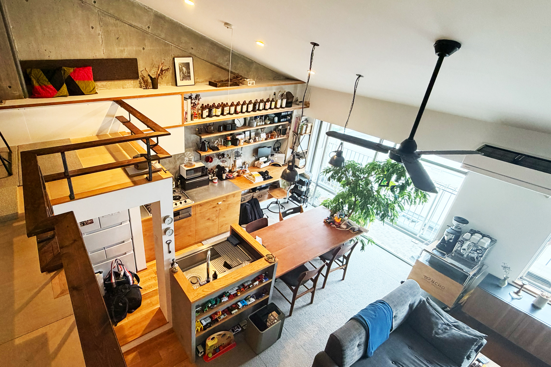 ロフトからリビングを眺めて