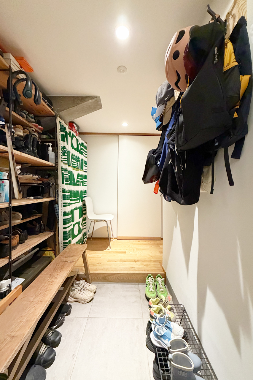 玄関は収納スペースも土間も広い