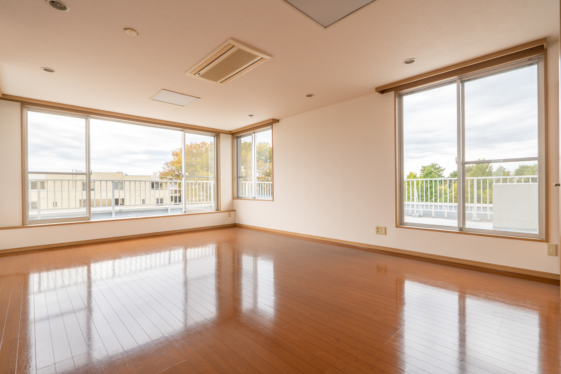 三面採光なLDKの周囲をぐるりとバルコニーが　