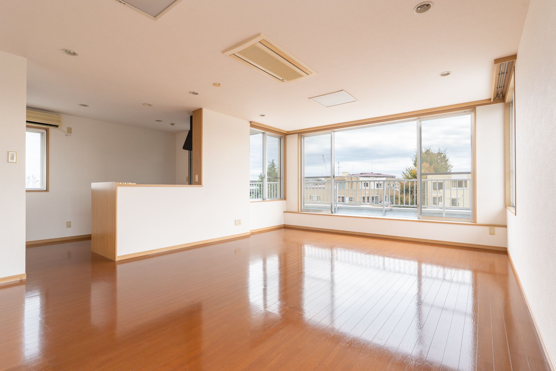 カウンターキッチンからも窓外を眺められる